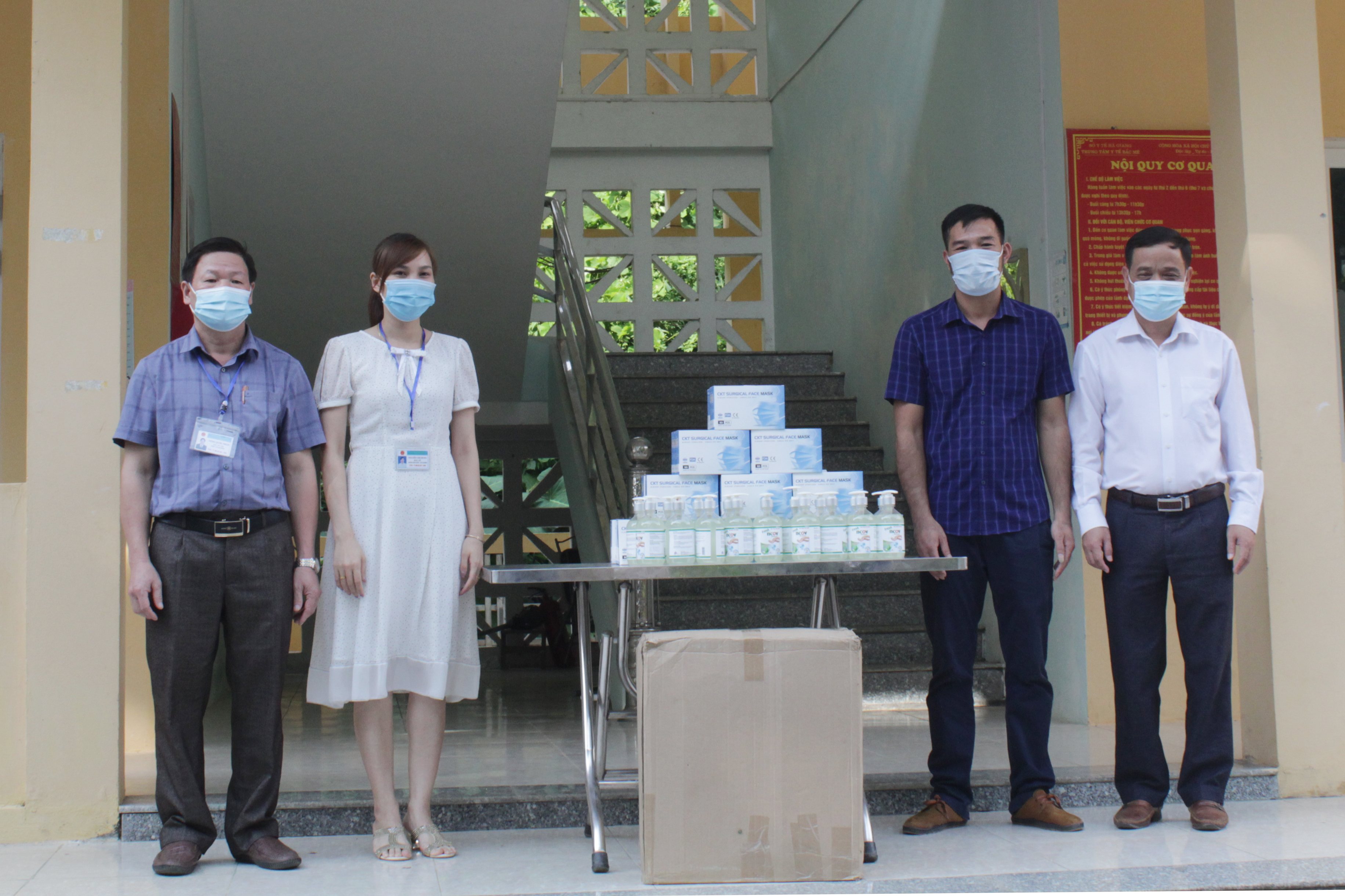  
Đại diện Công ty TNHH Hoàng Quân 668 và nhà hàng Đại Dương trao khẩu trang và dung dịch sát khuẩn phòng chống dịch bệnh Covid-19