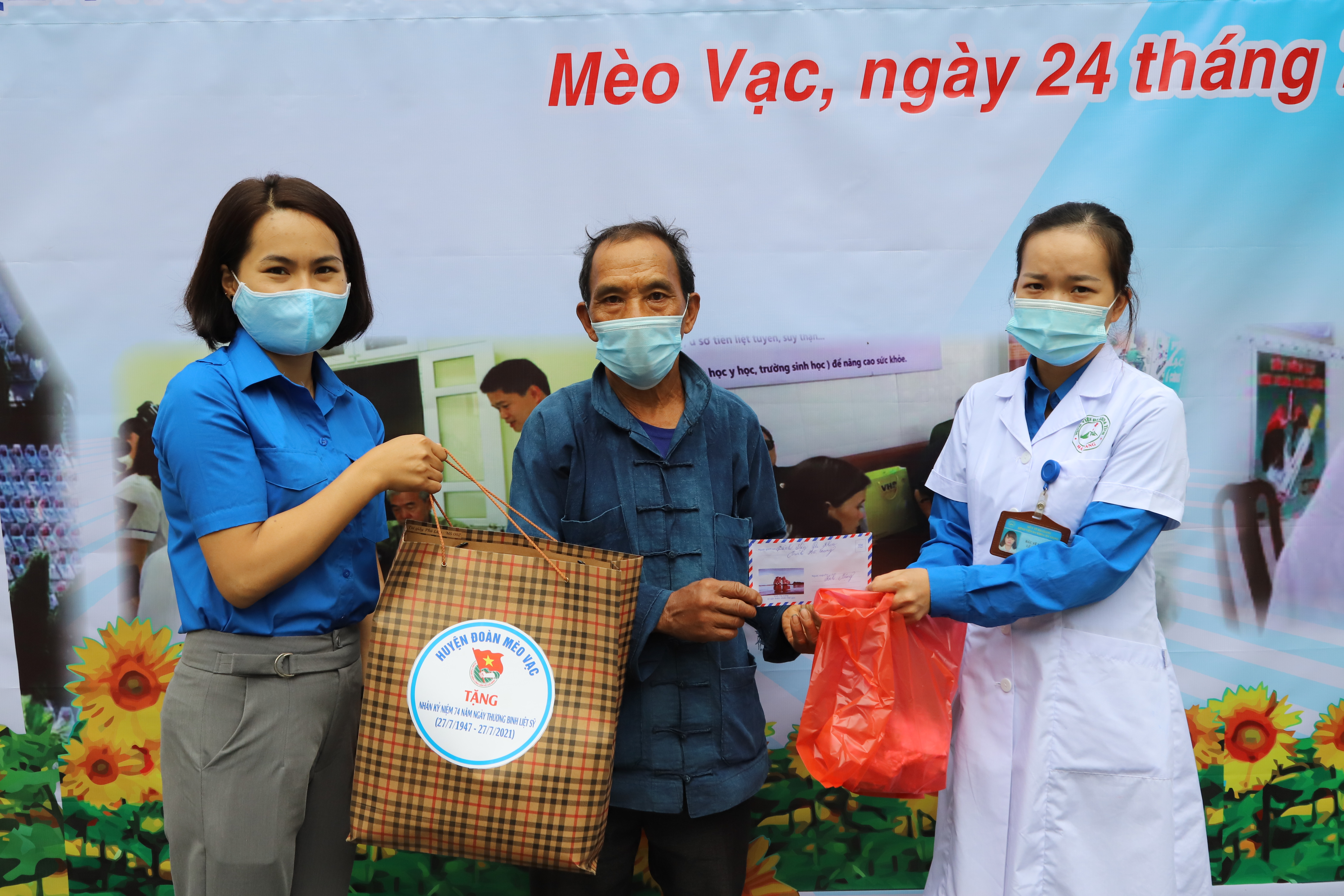 Đại diện BVĐK tỉnh và Huyện đoàn Mèo Vạc tặng quà cho các gia đình chính sách