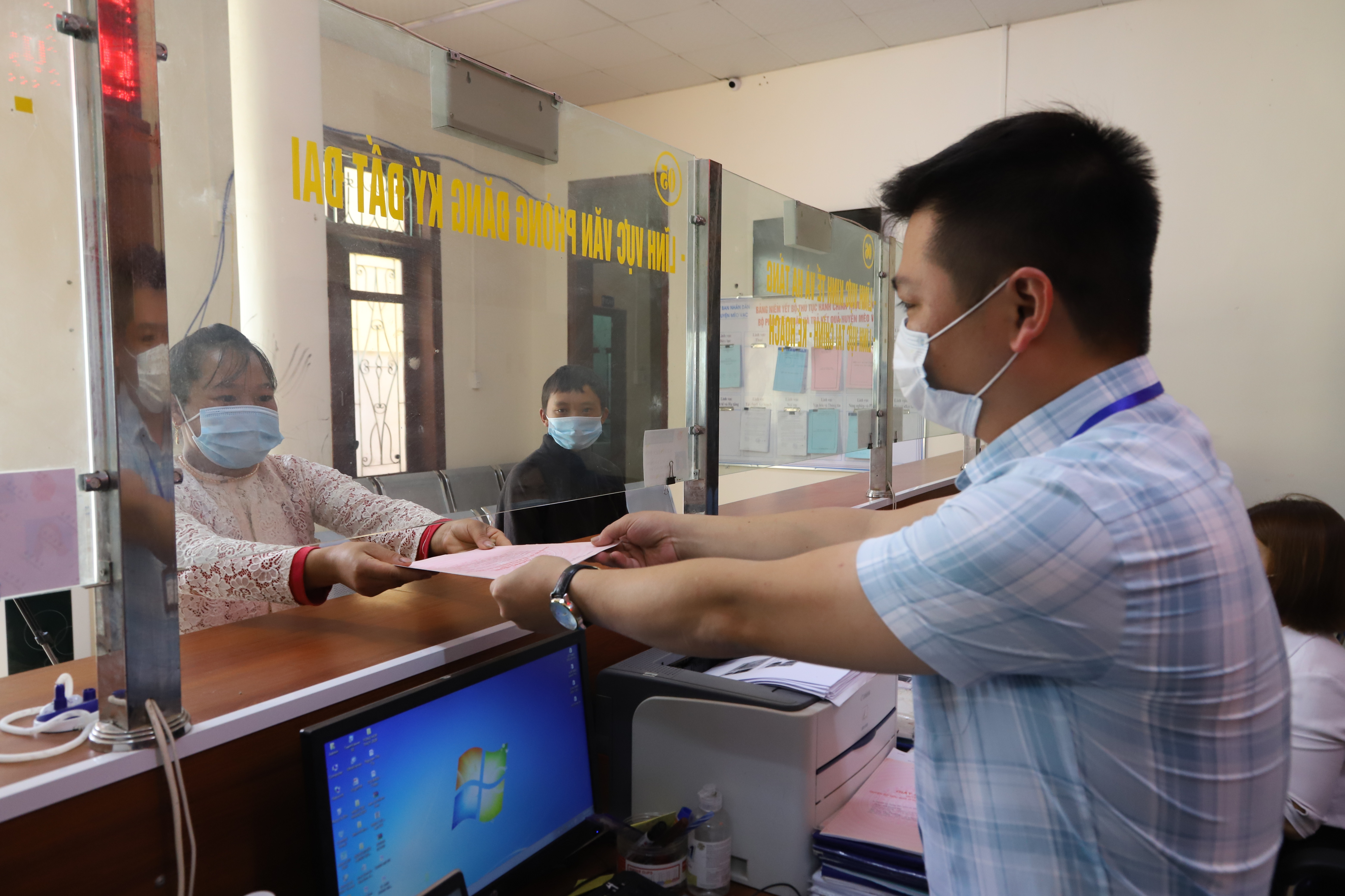 Người dân thực hiện quy định phòng chống dịch khi đến giao dịch tại bộ phận một cửa