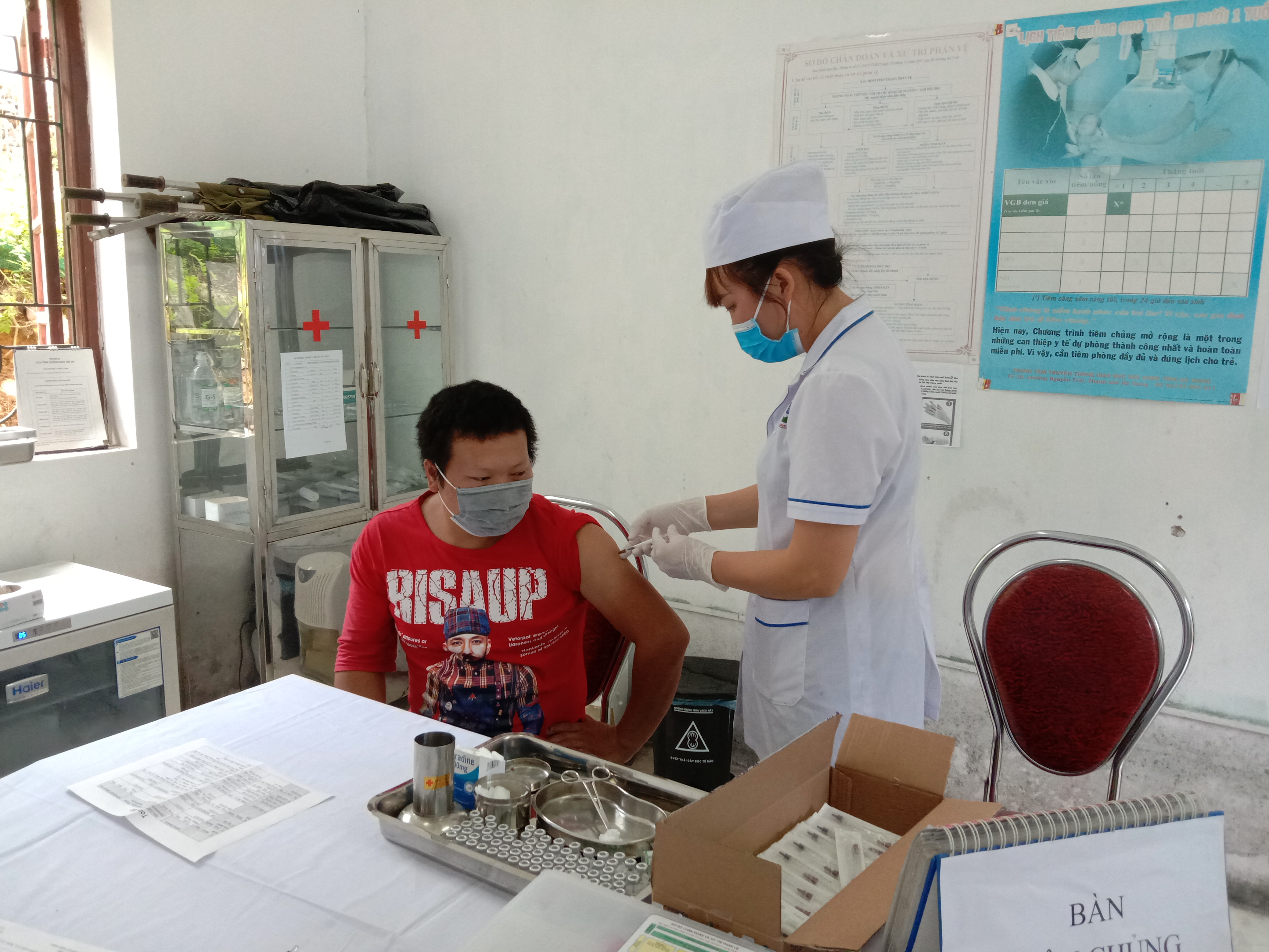 Tiêm vắc xin phòng COVID-19 tại xã Tả Ván - Quản Bạ