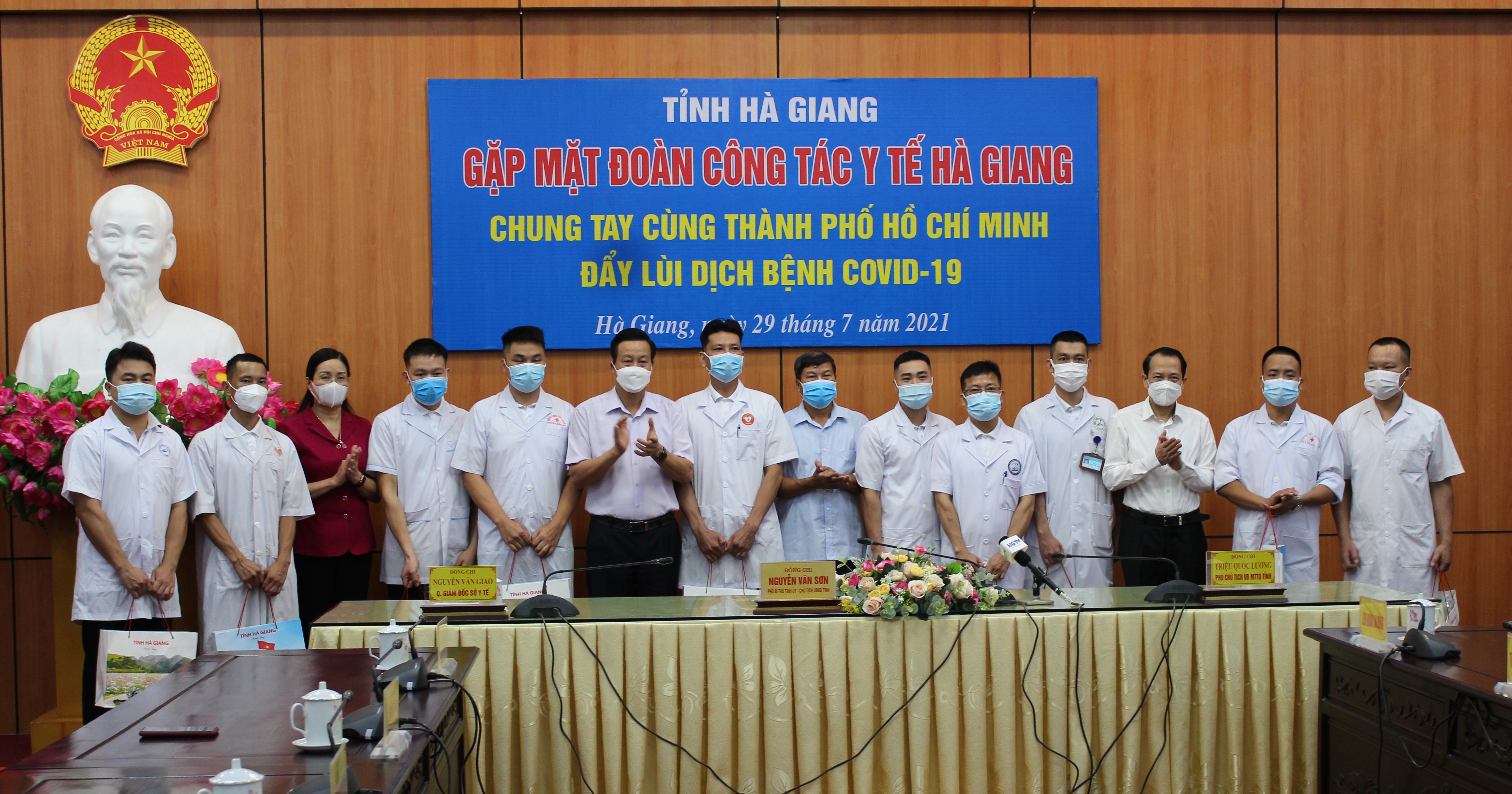 Các đồng chí lãnh đạo UBND tỉnh, các cơ quan, đơn vị chụp ảnh lưu niệm với Đoàn công tác