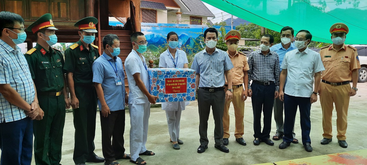 Bí thư Tỉnh ủy Đặng Quốc Khánh đã trao tặng cho tập thể cán bộ, chiến sĩ trực tại chốt Chốt kiểm dịch y tế Cầu Trì