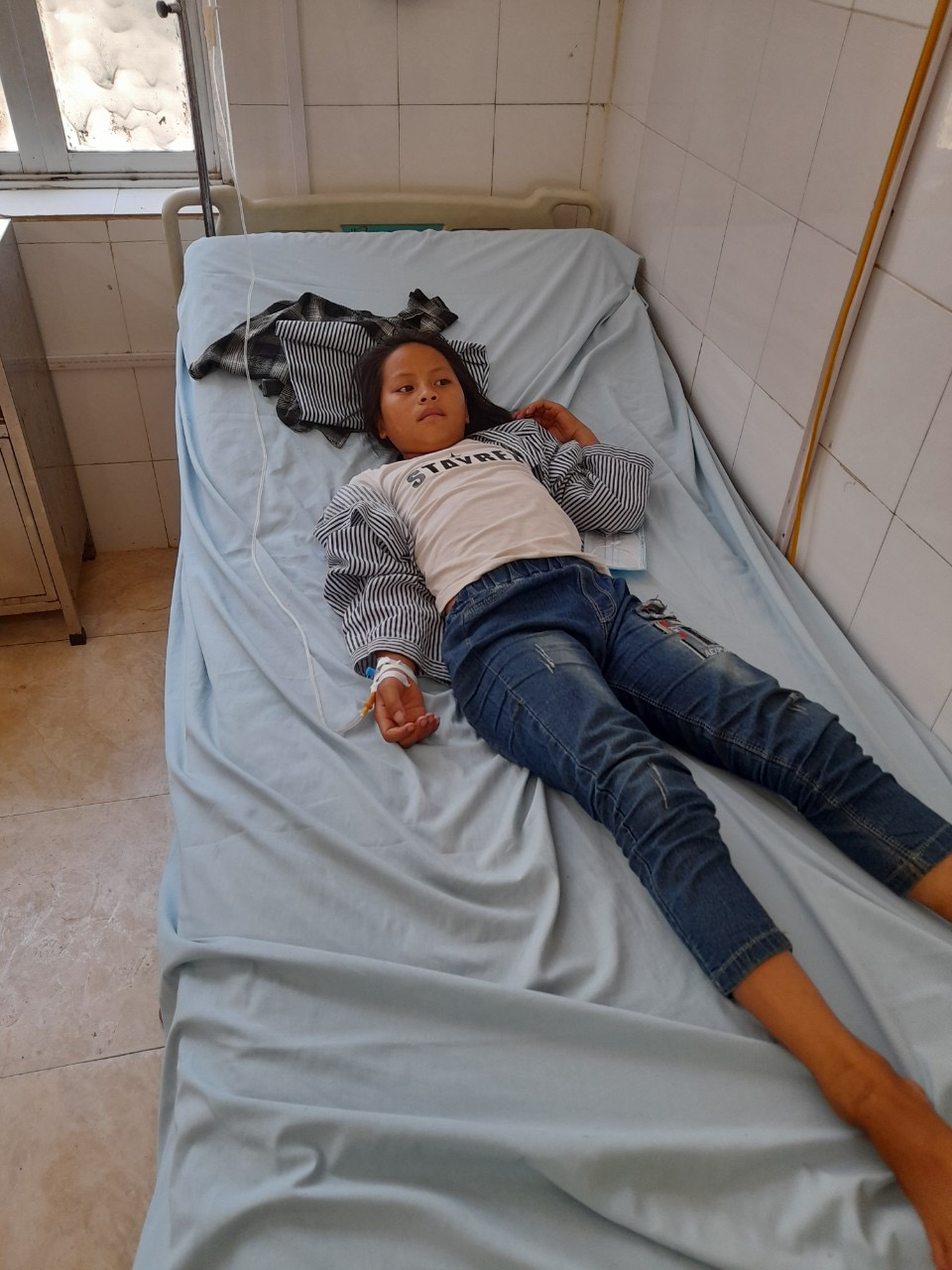 Cháu Ly Thị Ch. đang điều trị tại Bệnh viện đa khoa huyện Đồng Văn