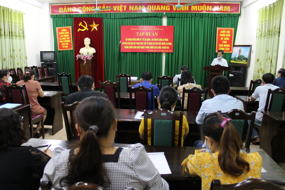 Đồng chí Nguyễn Xuân Thu, Phó Giám đốc Trung tâm Kiểm soát bệnh tật khai mạc lớp tập huấn