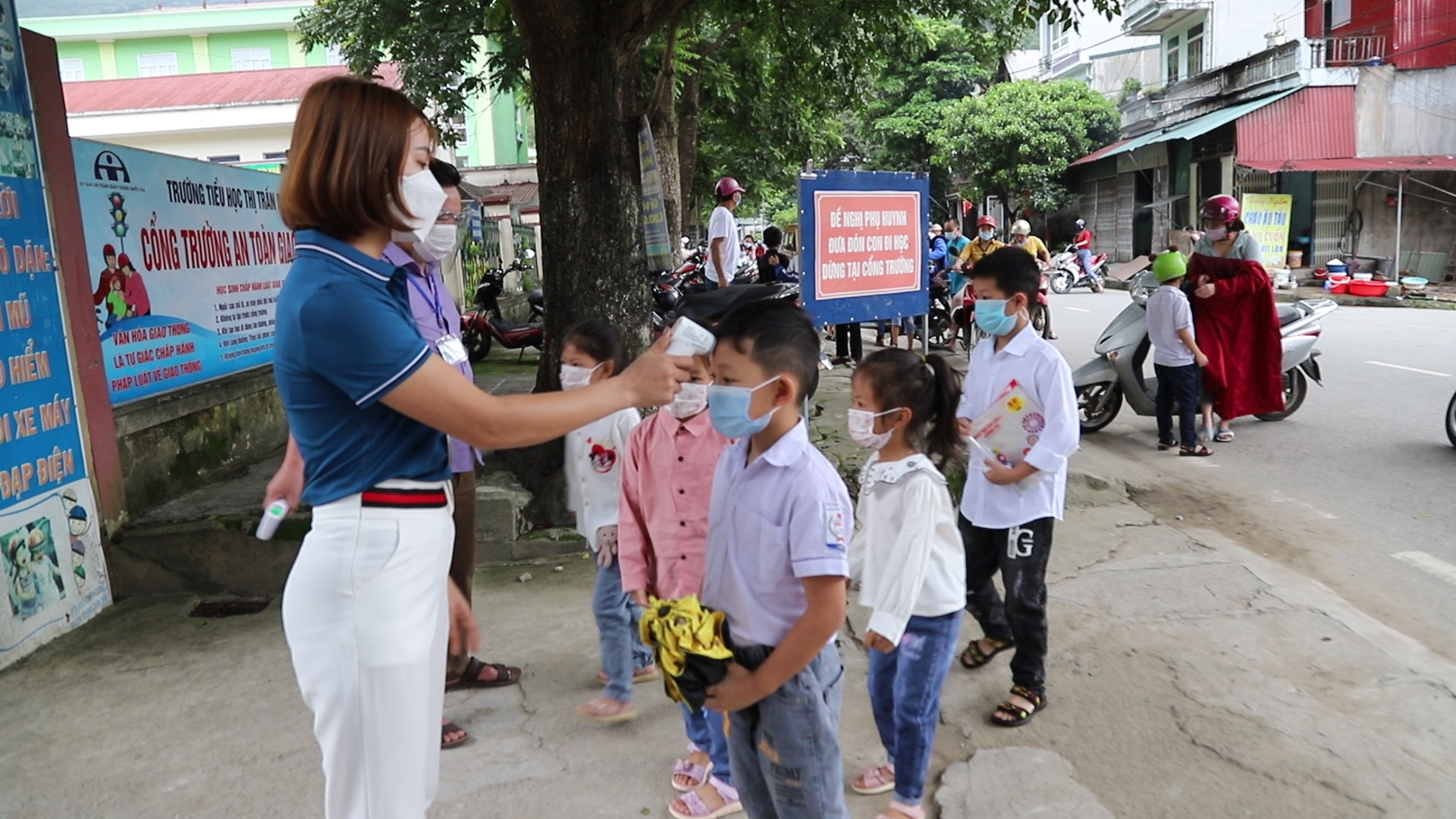 Học sinh Trường Tiểu học thị trấn Mèo Vạc thực hiện nghiêm thông điệp 5K của Bộ Y tế khi vào lớp