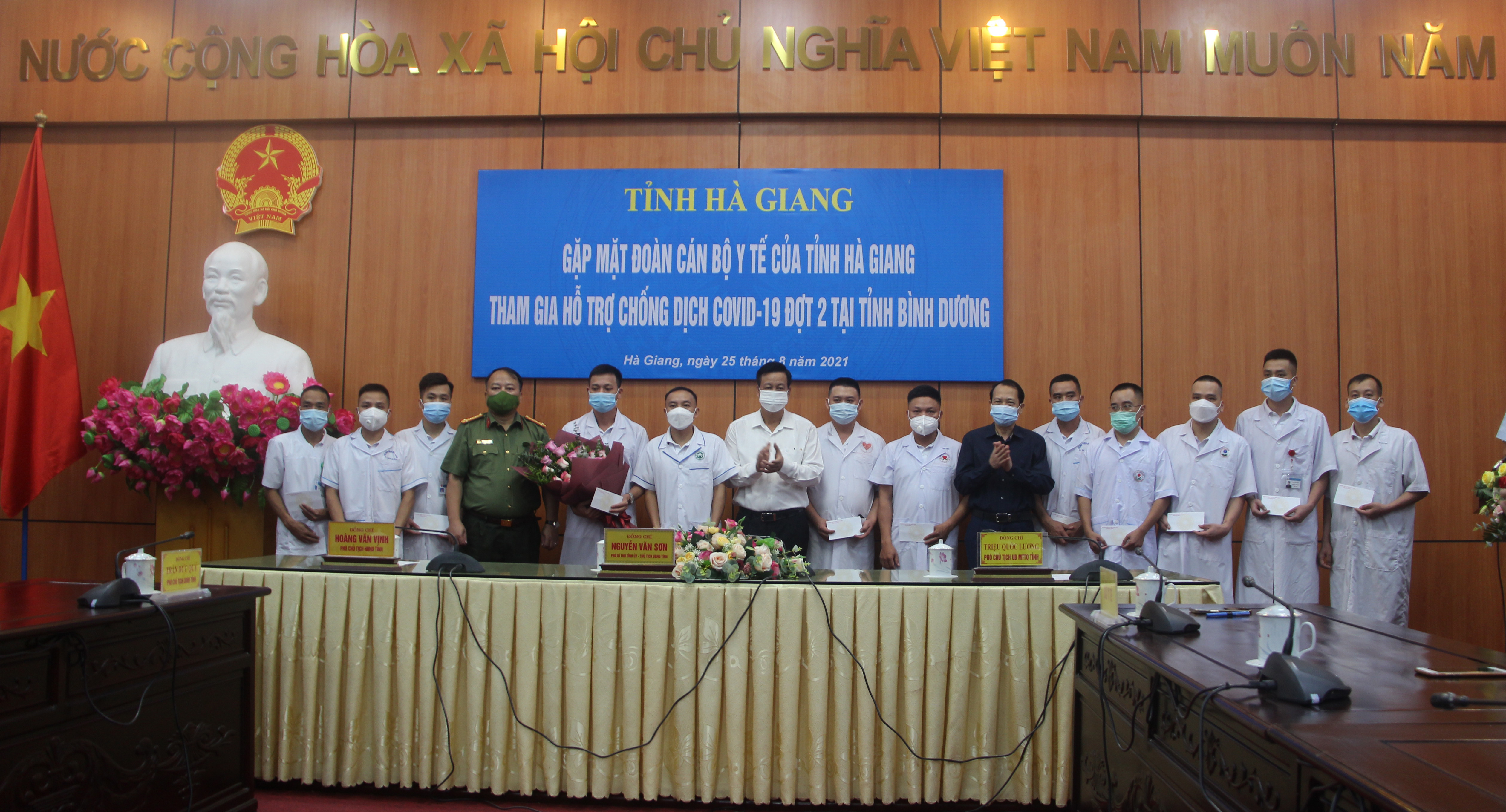 Các đồng chí lãnh đạo tỉnh tặng quà cho các y bác sĩ, điều dưỡng tham gia hỗ trợ phòng chống dịch tại tỉnh Bình Dương