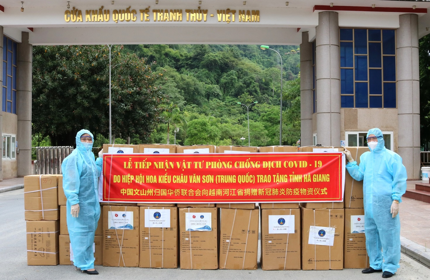 Lãnh đạo Sở Y tế và Sở Ngoại vụ tiếp nhận thiết bị y tế phòng chống dịch COVID-19