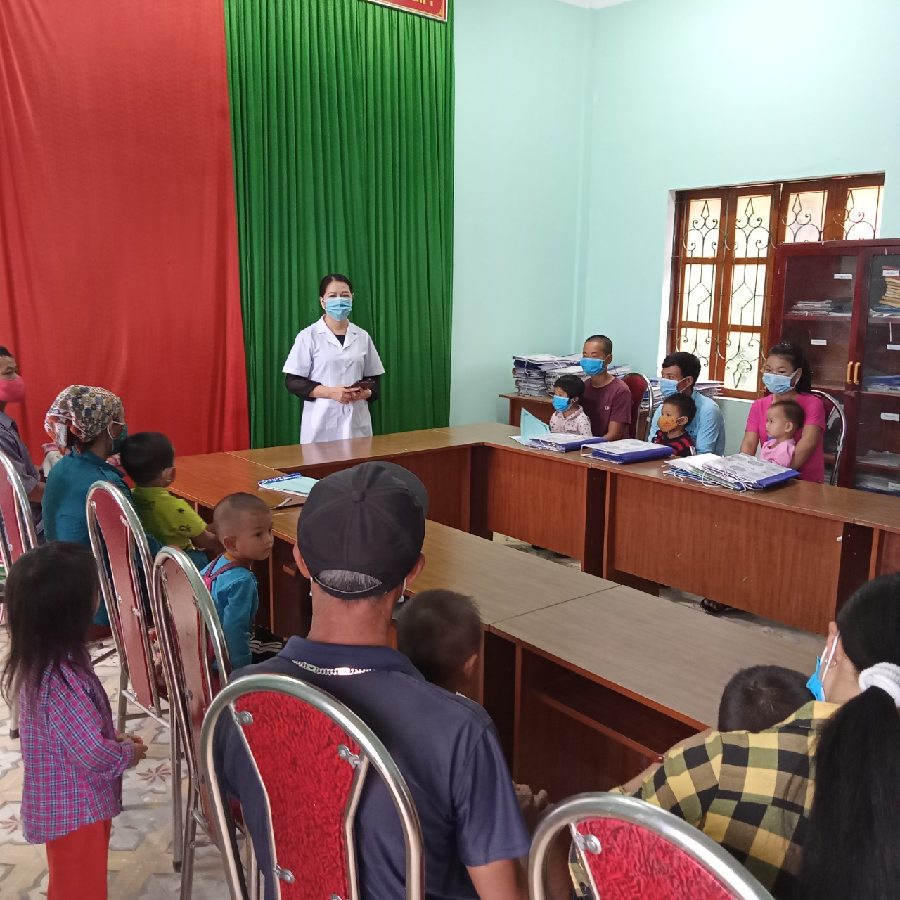 Tư vấn, hướng dẫn thực hành dinh dưỡng cho ông bố, bà mẹ đang nuôi con dưới 5 tuổi tại xã Thèn Phàng