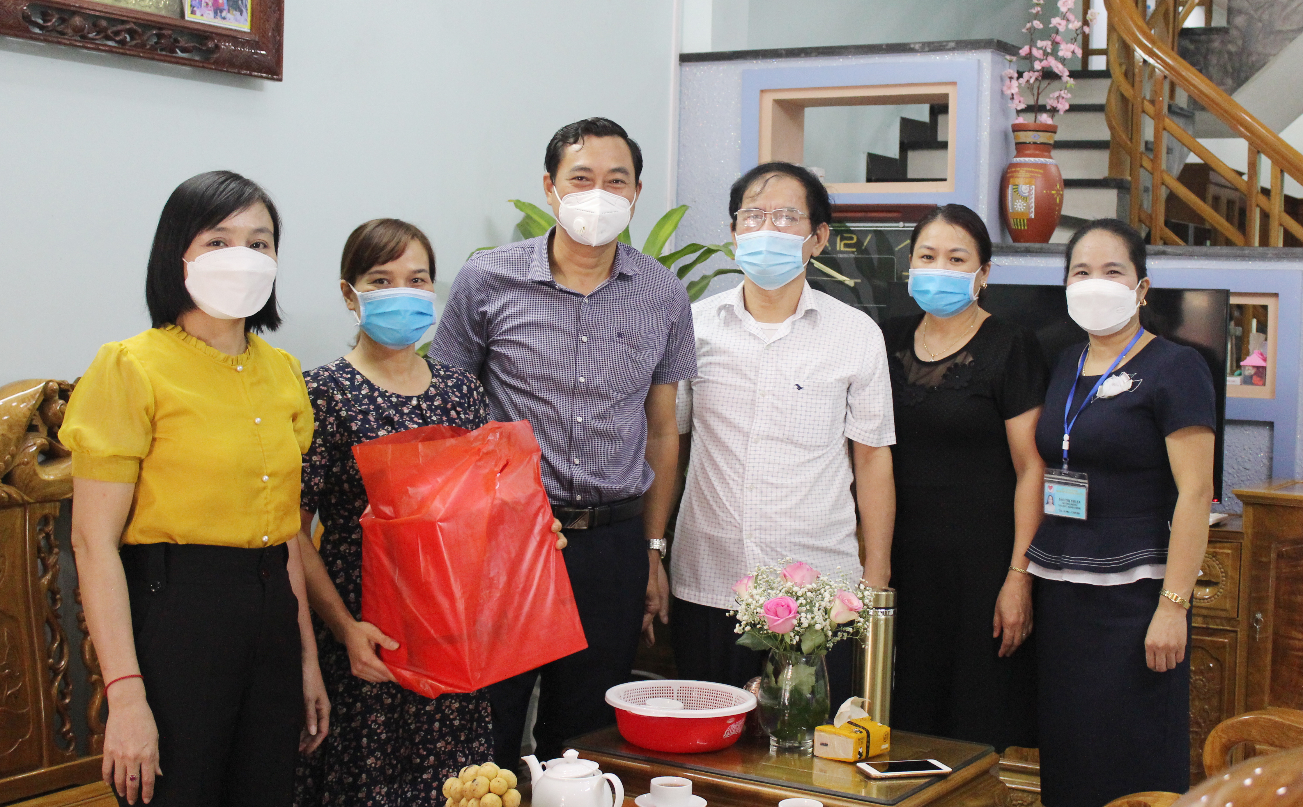 Đ/c Nguyễn Văn Giao, quyền Giám đốc Sở Y tế trao quà cho gia đình đ/c Vũ Văn Giang, Trưởng đoàn tham gia chống dịch tại Bình Dương.