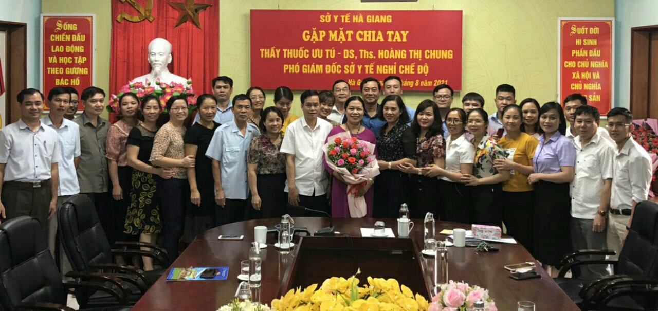 Ban Giám đốc và toàn thể cán bộ Văn phòng Sở Y tế chụp ảnh lưu niệm cùng đồng chí Hoàng Thị Chung