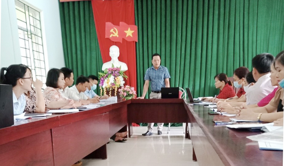 Giảng viên của Trung tâm Kiểm soát bệnh tật tỉnh truyền đạt kiến thức cho học viên