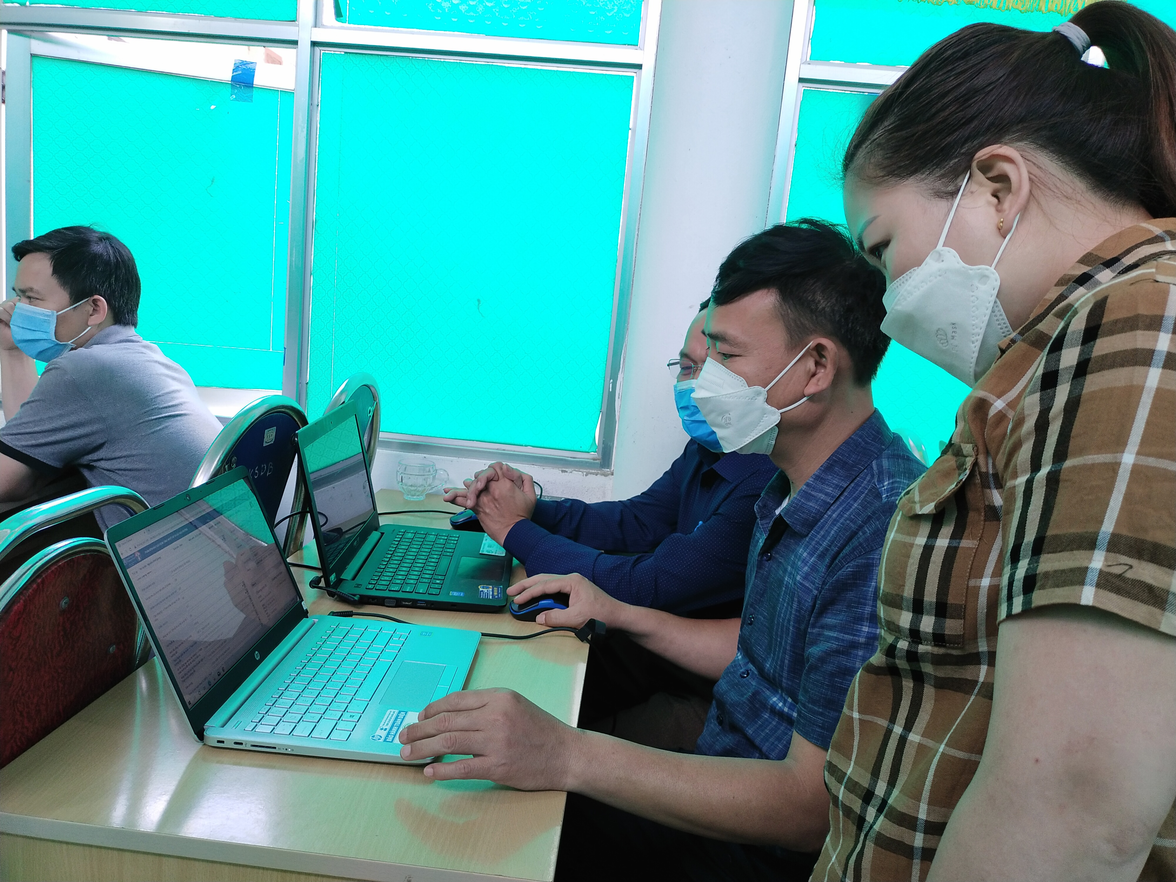 Các học viên cùng trao đổi, thảo luận và thực hành tại lớp tập huấn