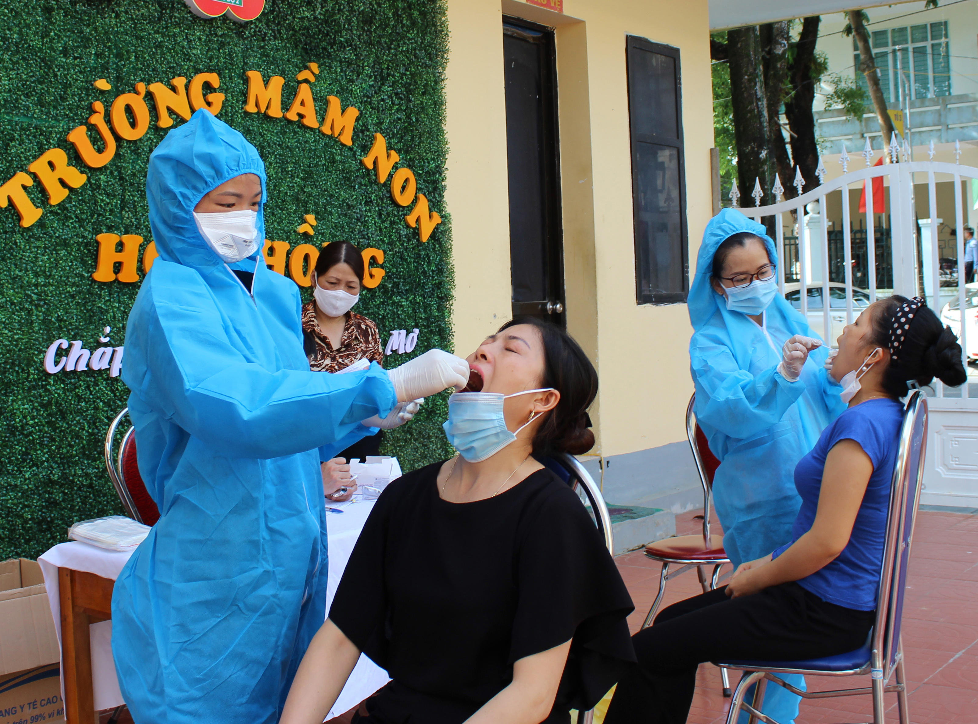 Cán bộ xét nghiệm lấy mẫu cho giáo viên tại Trường Mầm non Hoa Hồng, phường Trần Phú, TP Hà Giang