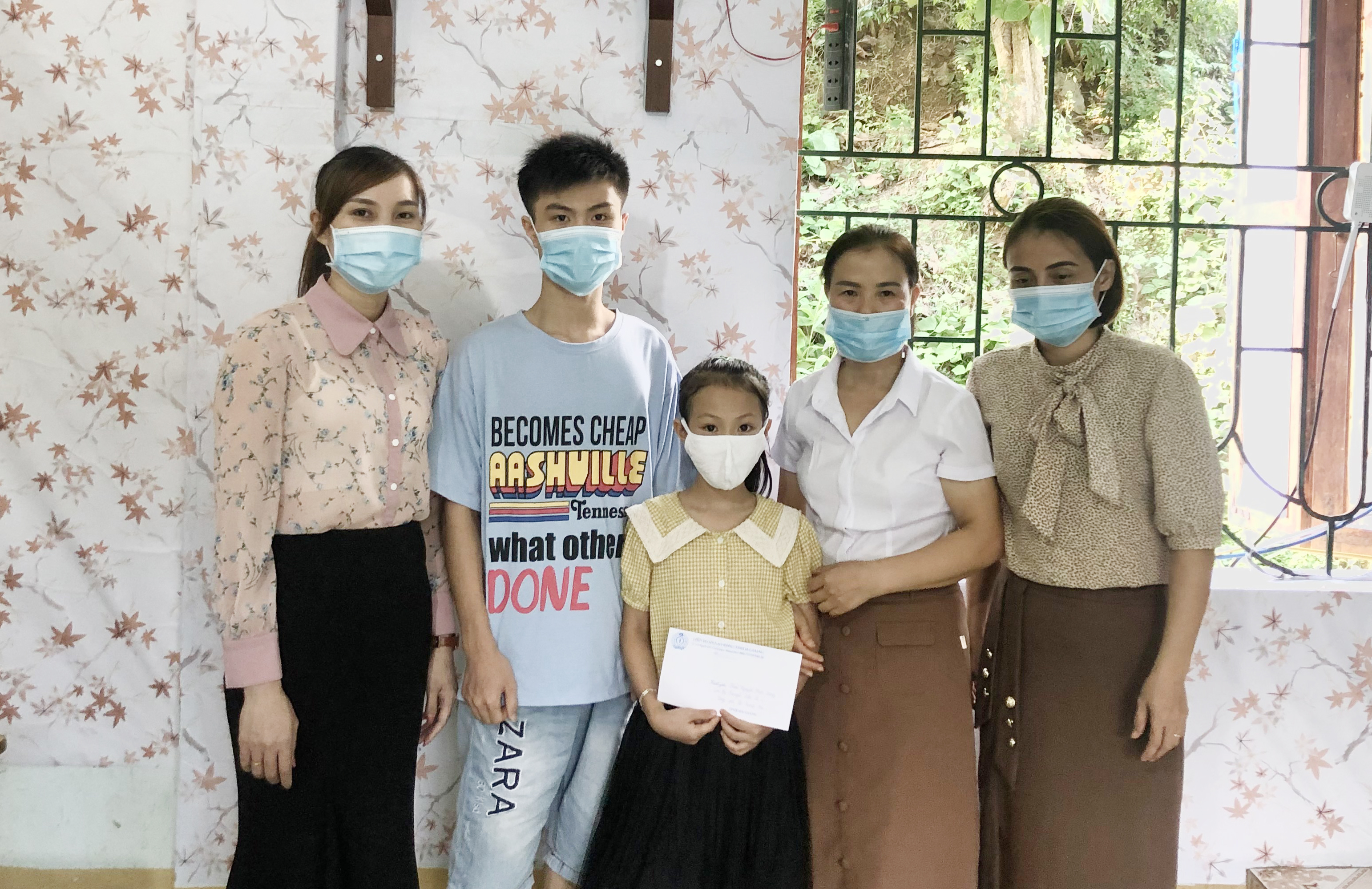 Tặng quà Trung thu cho con em các cán bộ y, bác sỹ tham gia phòng chống dịch tại các tỉnh miền Nam