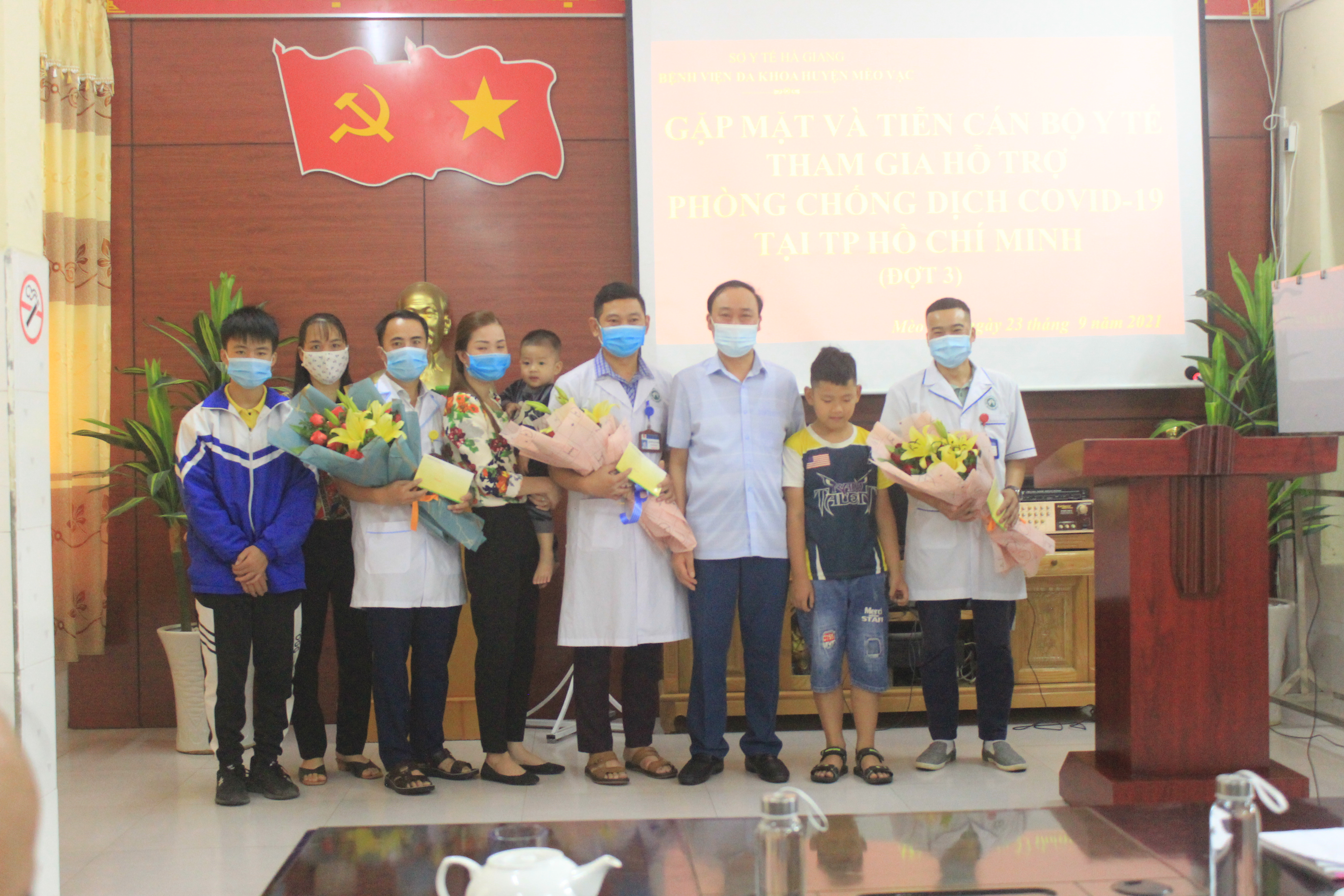 Đ/c Nguyễn Cao Cường, Chủ tịch UBND huyện tặng quà động viên cán bộ y tế xung phong hỗ trợ TP Hồ Chí Minh chống dịch COVID-19