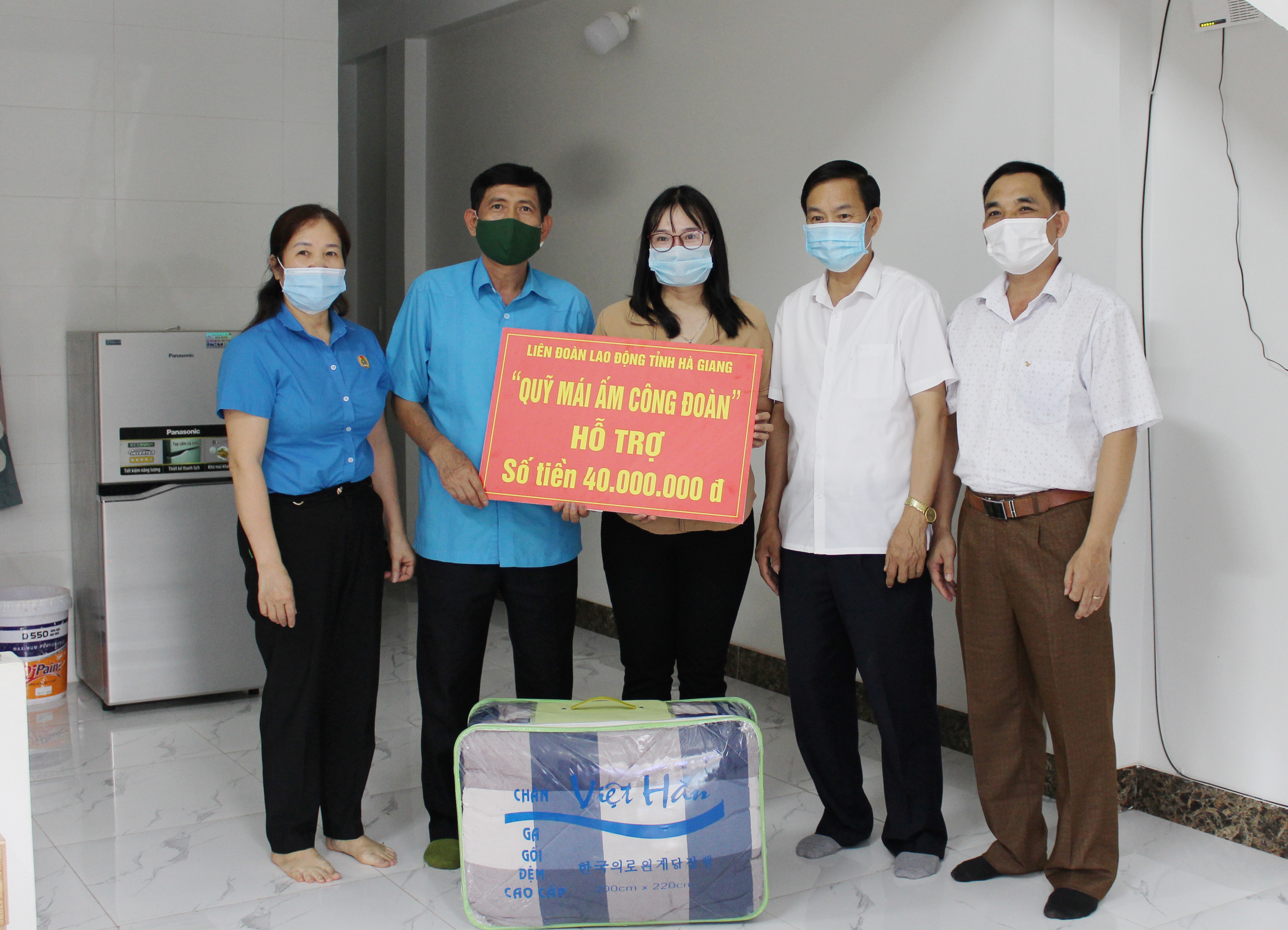 Các đ/c lãnh đạo LĐLĐ tỉnh và Công đoàn ngành Y tế tế trao tiền hỗ trợ nhà ở “Mái ấm Công đoàn” cho gia đình chị Phạm Thị Huế
