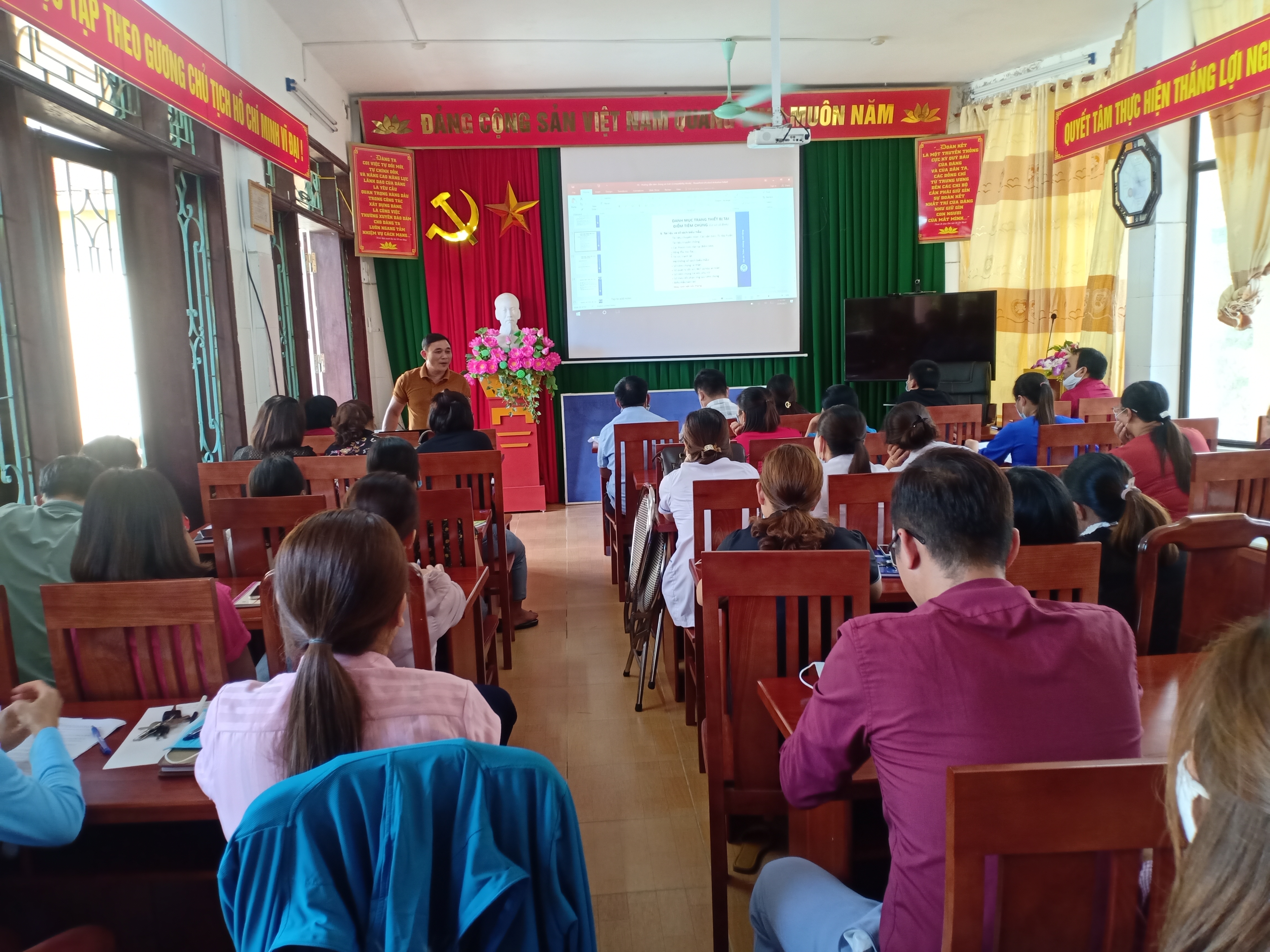 Giảng viên của Trung tâm Kiểm soát bệnh tật tỉnh truyền đạt kiến thức cho học viên