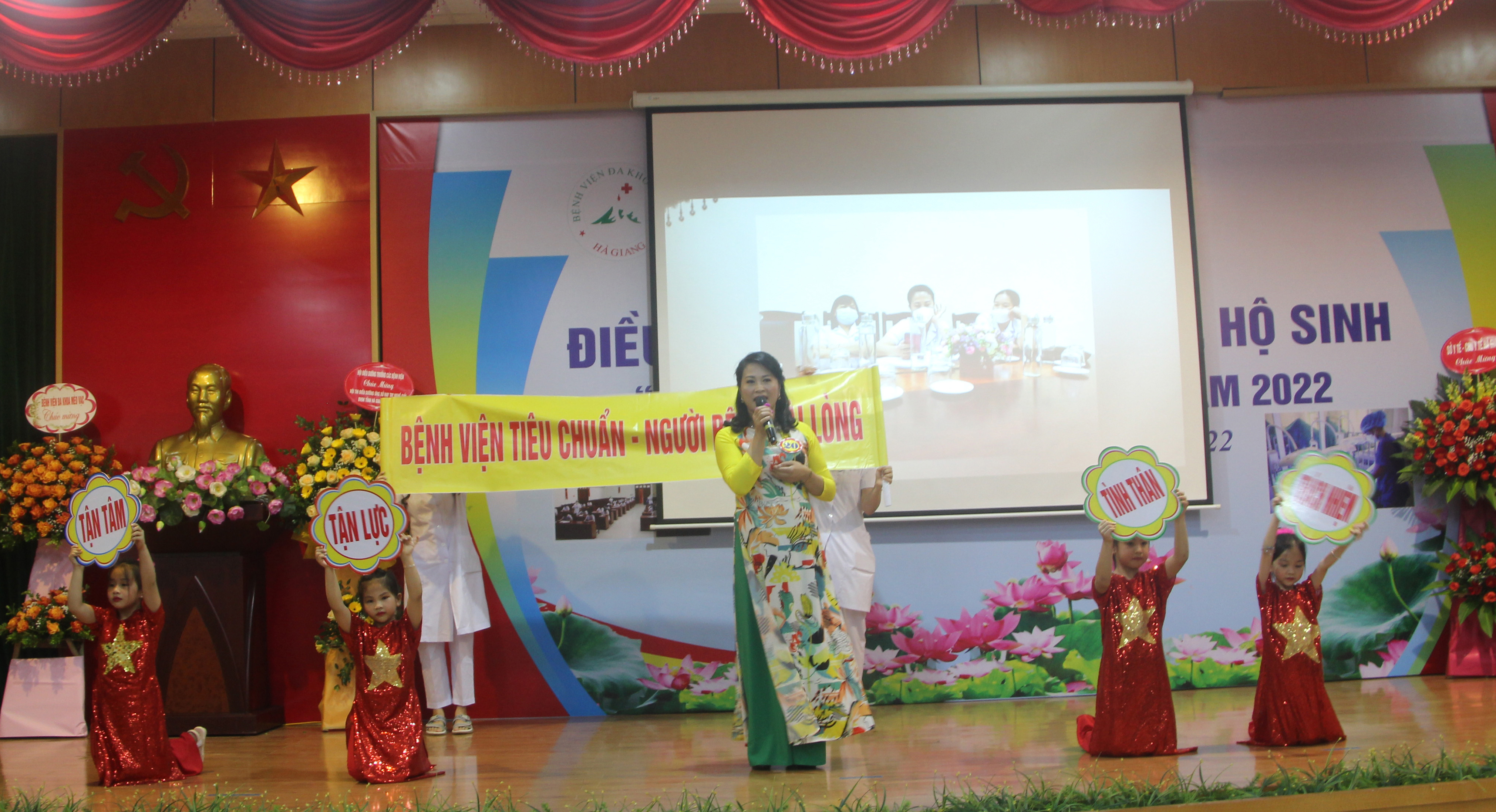 Phần thi chào hỏi ấn tượng nhất của hội thi.