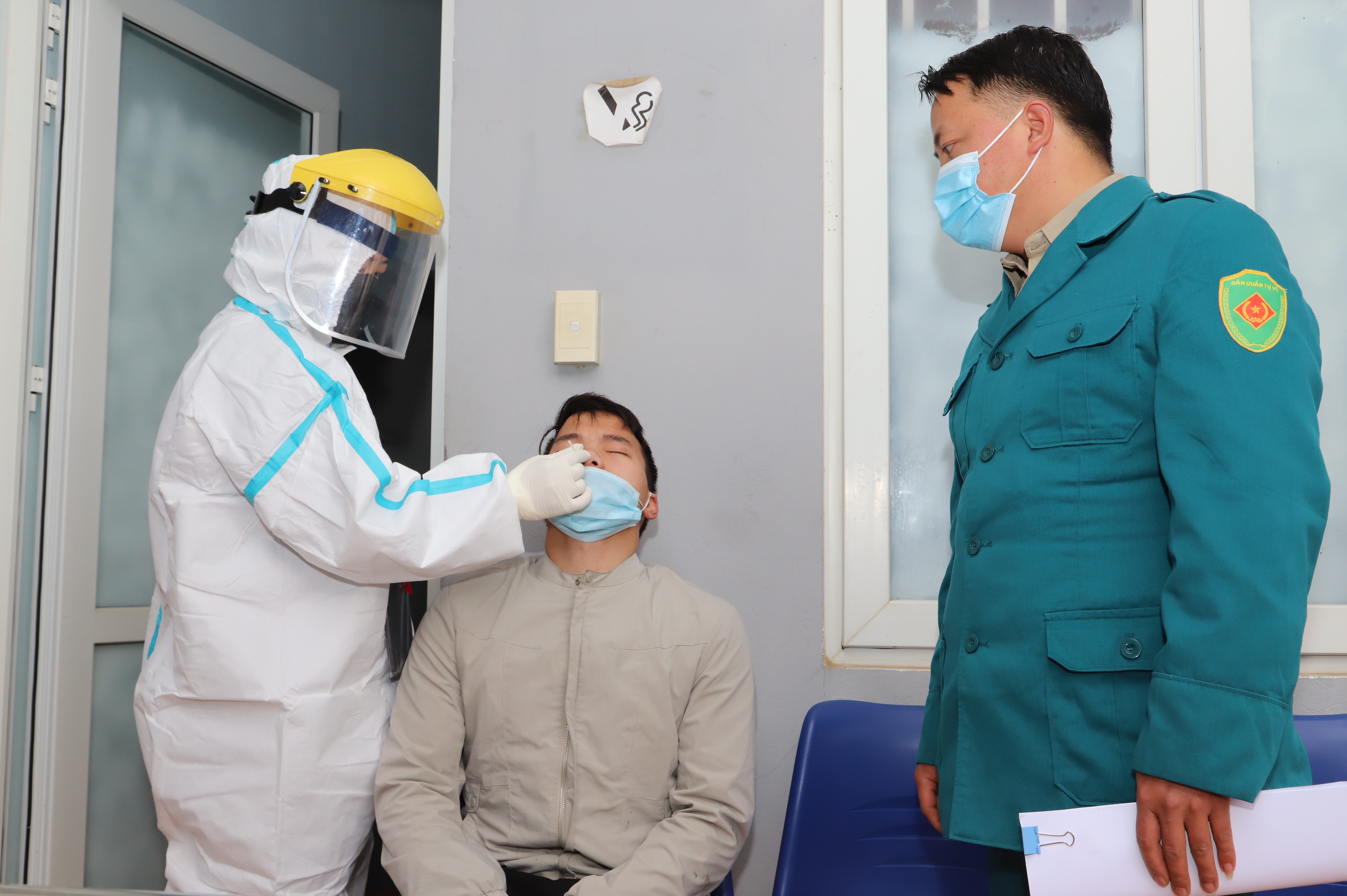 Lấy mẫu xét nghiệm COVID-19 cho các tân binh