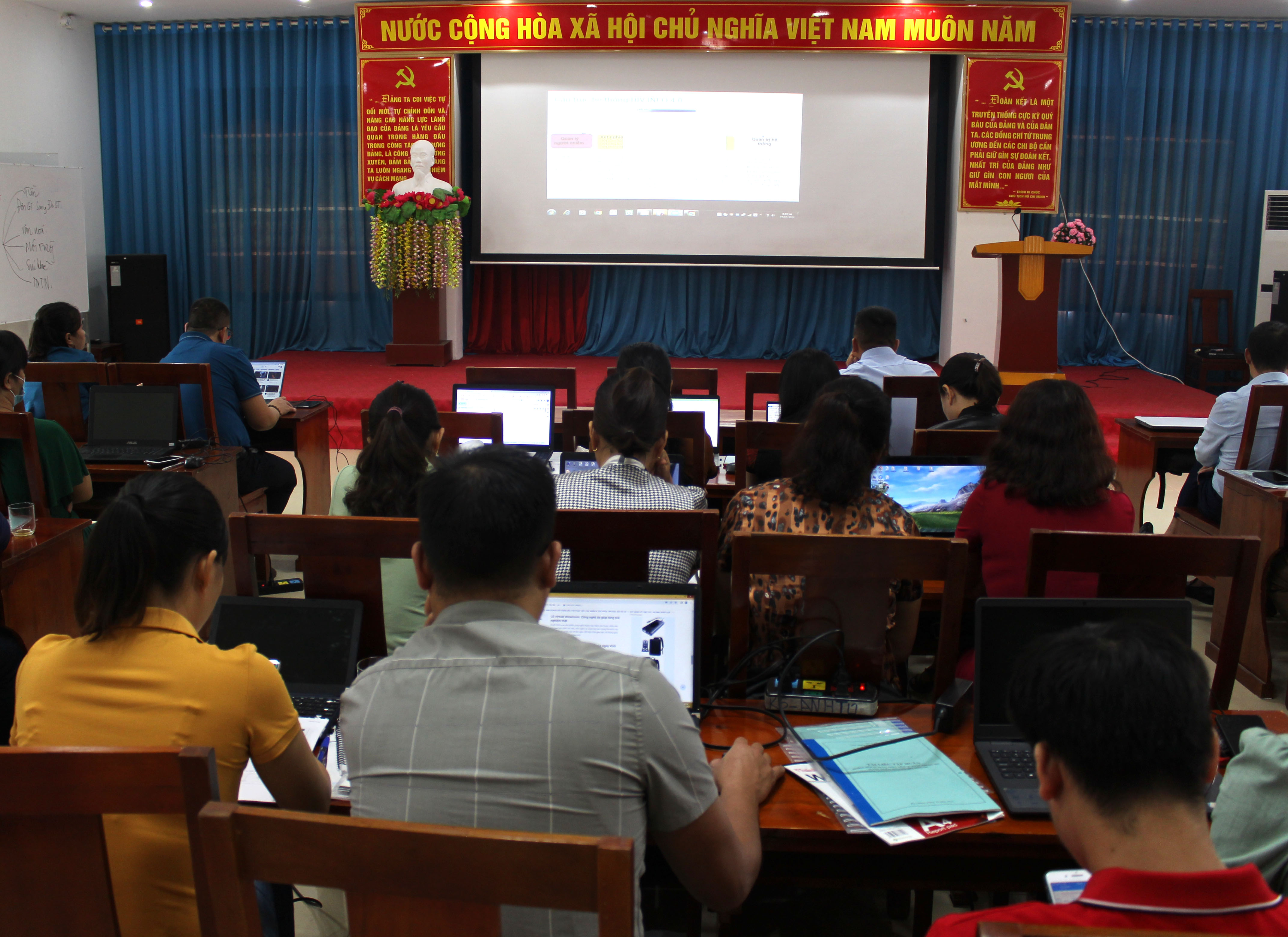 TẬP HUẤN QUẢN LÝ VÀ SỬ DỤNG HỆ THỐNG THÔNG TIN  QUẢN LÝ NGƯỜI NHIỄM HIV/AIDS