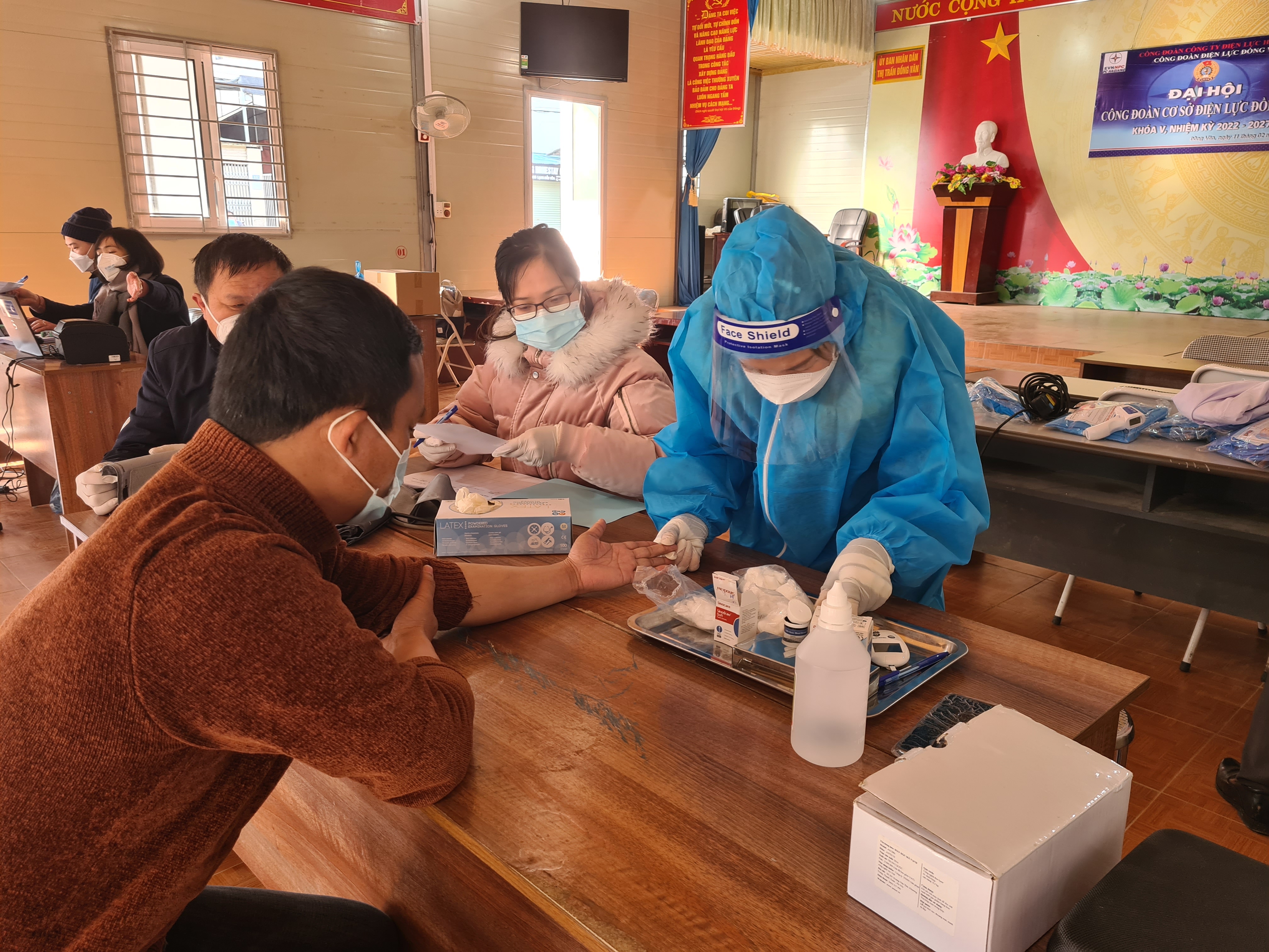 Lồng ghép lấy mẫu xét nghiệm thử test đường huyết cho người dân