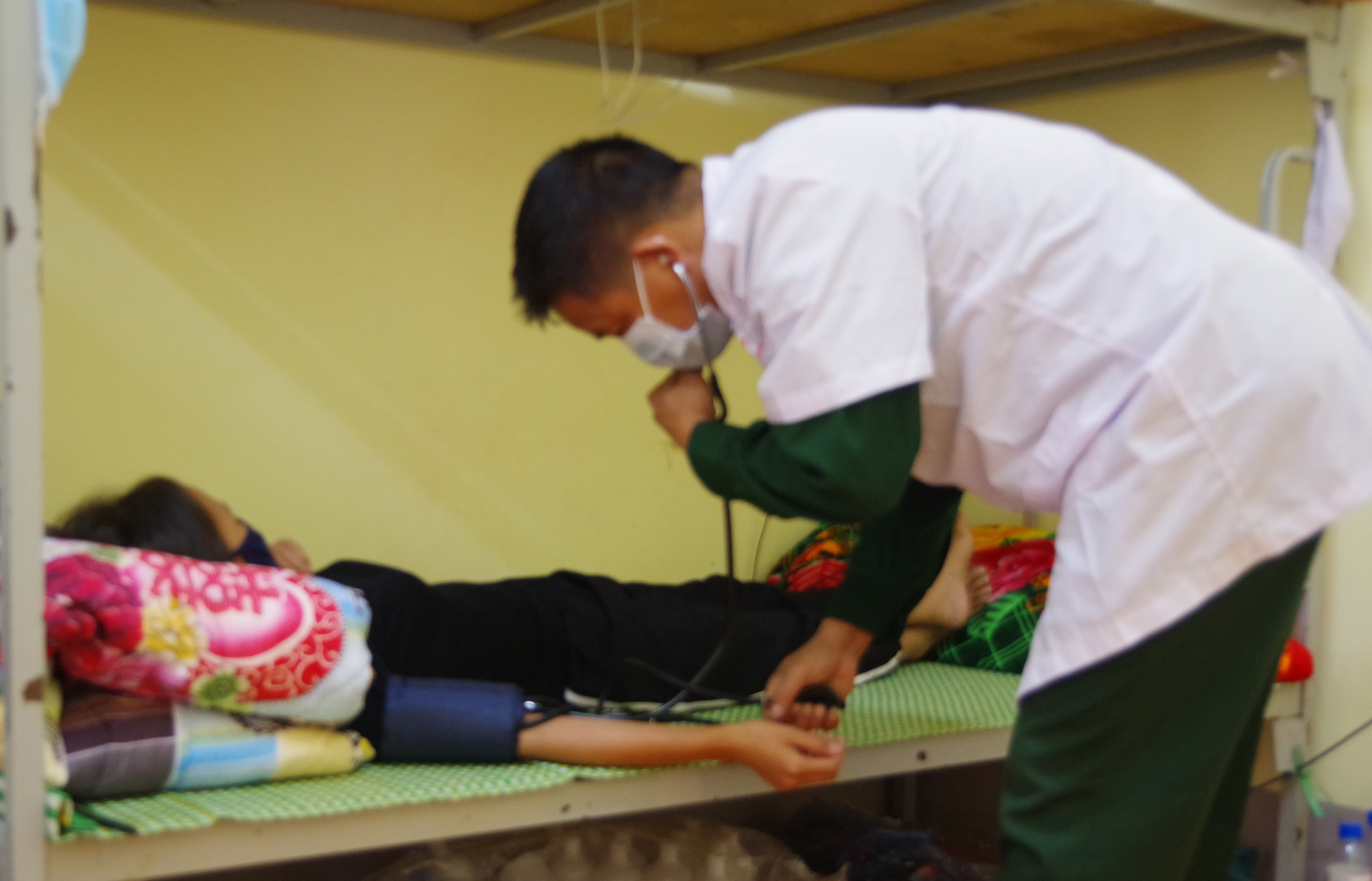 Đại úy Lê Huy Đức kiểm tra sức khỏe cho công dân đang cách ly tập trung tại địa bàn xã Thượng Phùng, huyện Mèo Vạc