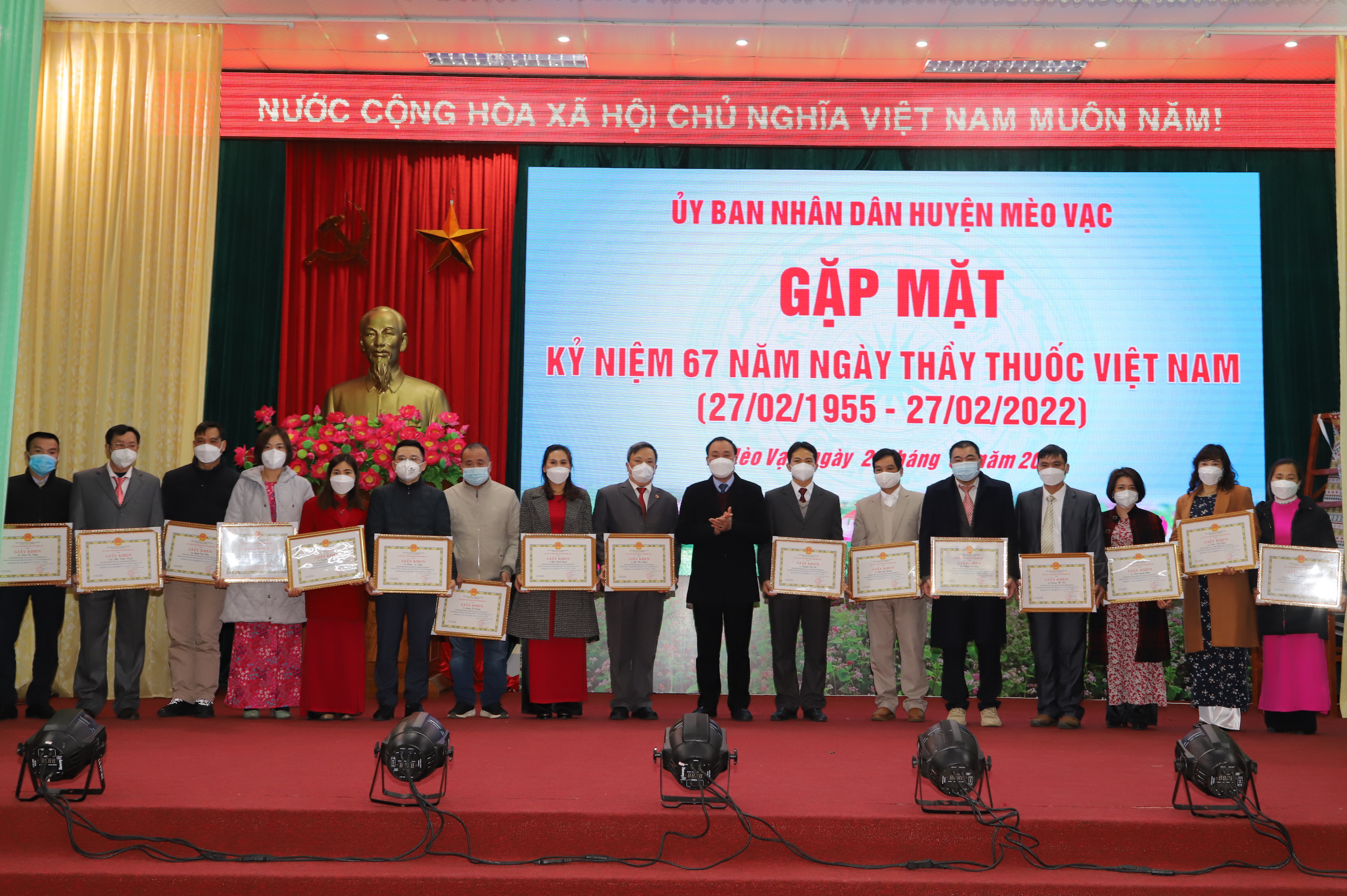 Trao tặng Giấy khen cho tập thể, cá nhân có thành tích xuất sắc trong công tác phòng, chống dịch Covid-19