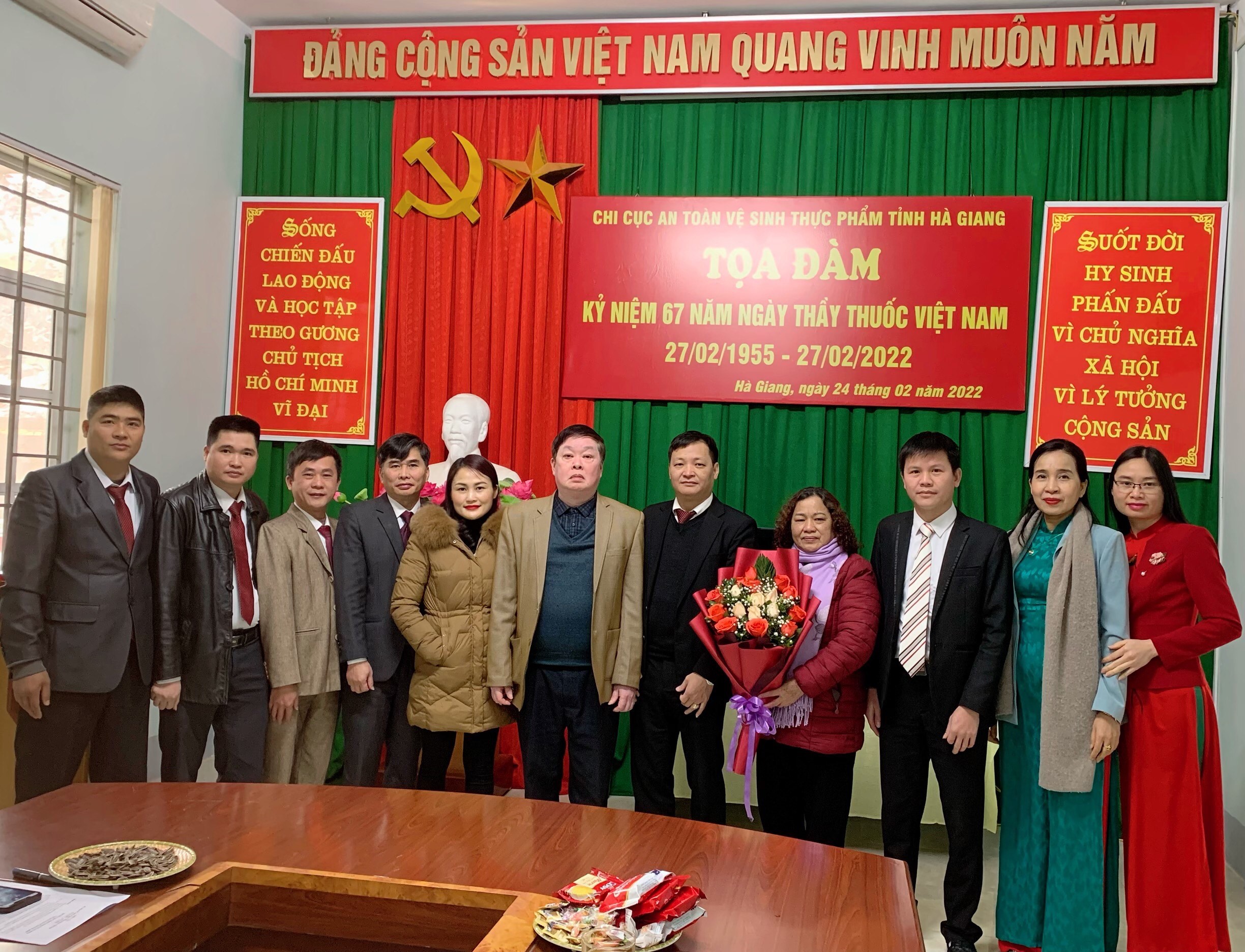 Tập thể Chi cục ATVSTP và các cán bộ lão thành chụp ảnh lưu niệm