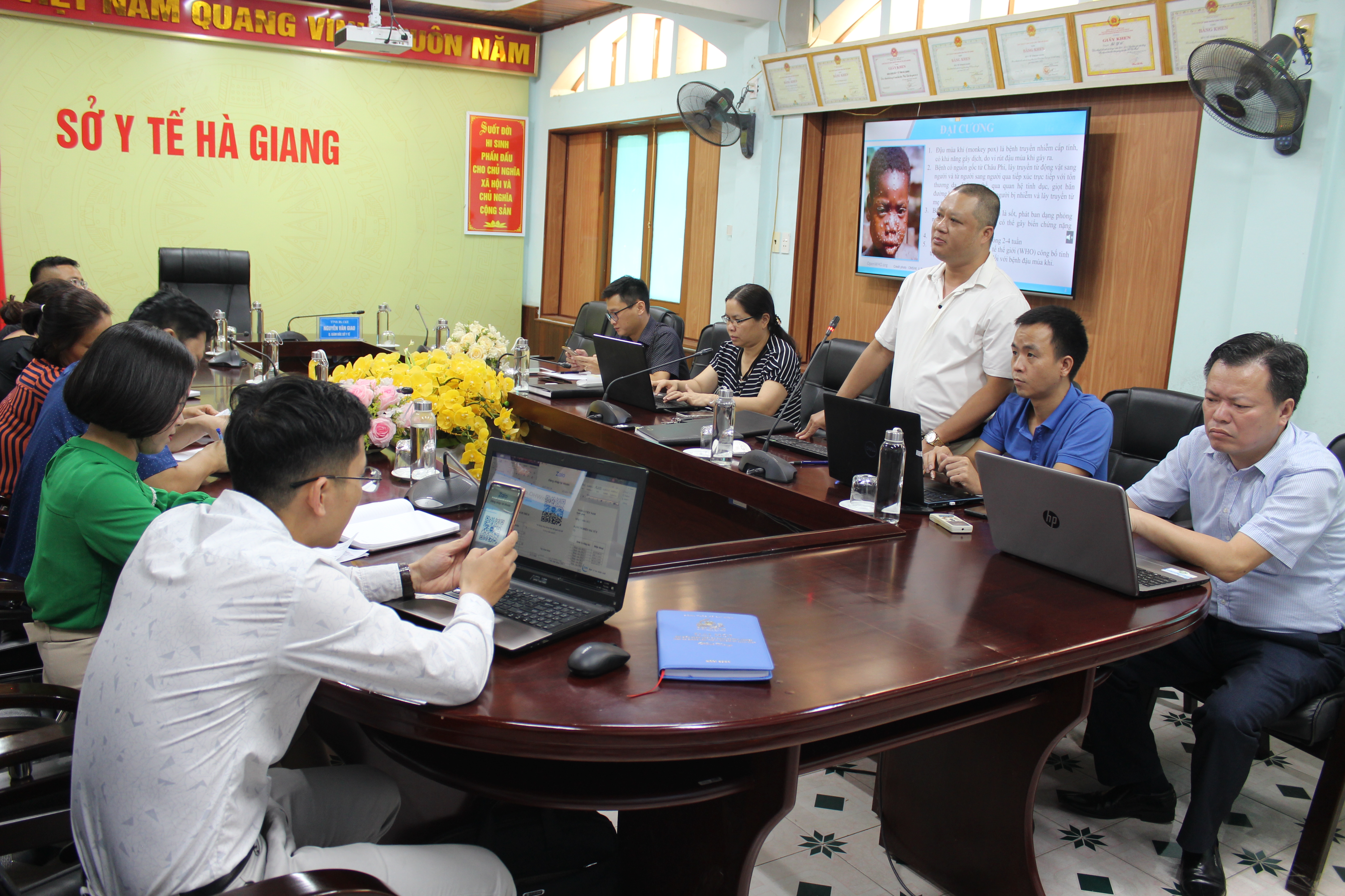 Giảng viên của Trung tâm Kiểm soát bệnh tật đang truyền đạt tại buổi tập huấn