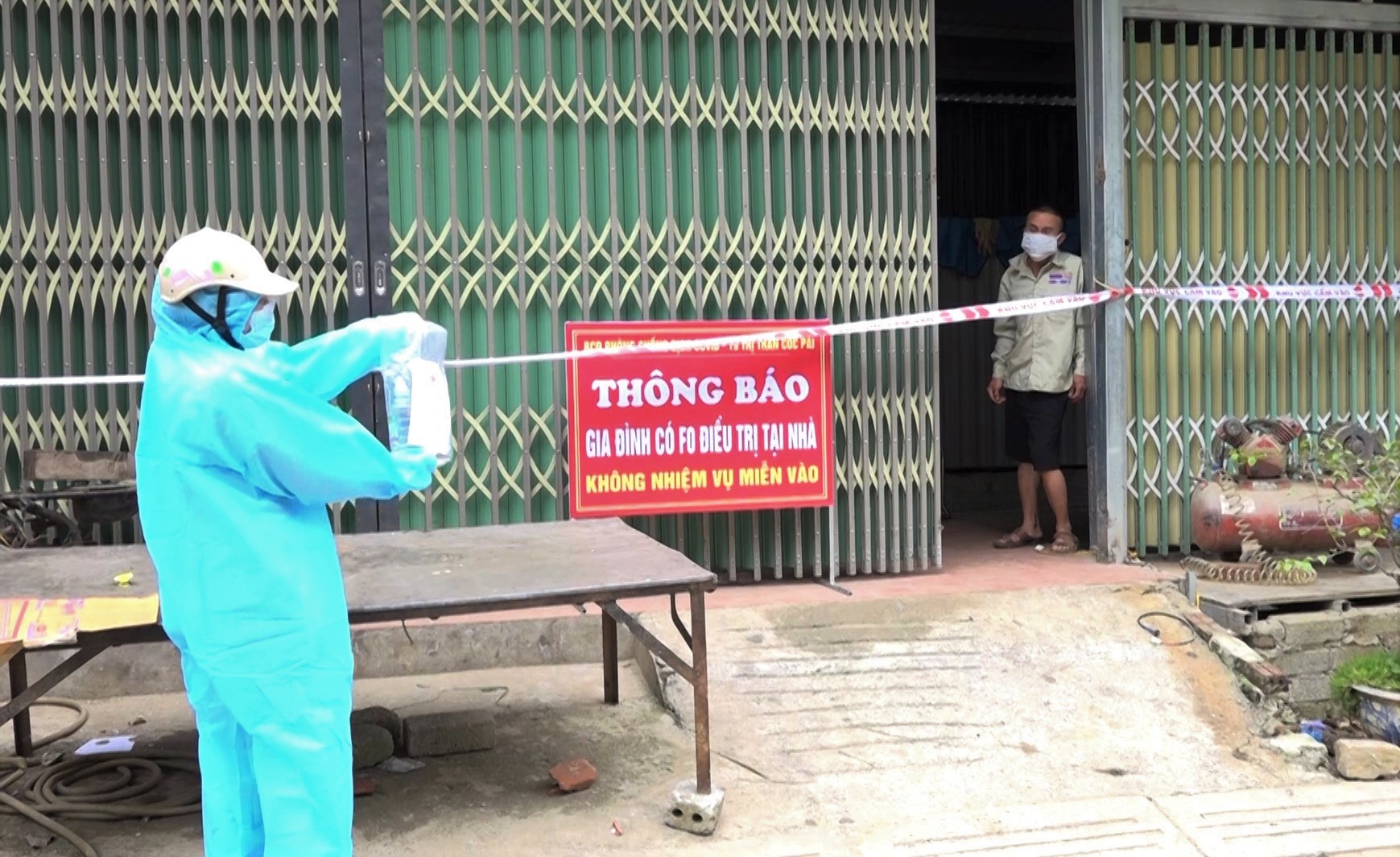 Cán bộ Trạm Y tế thị trấn Cốc Pài khám, phát thuốc cho F0 điều trị tại nhà