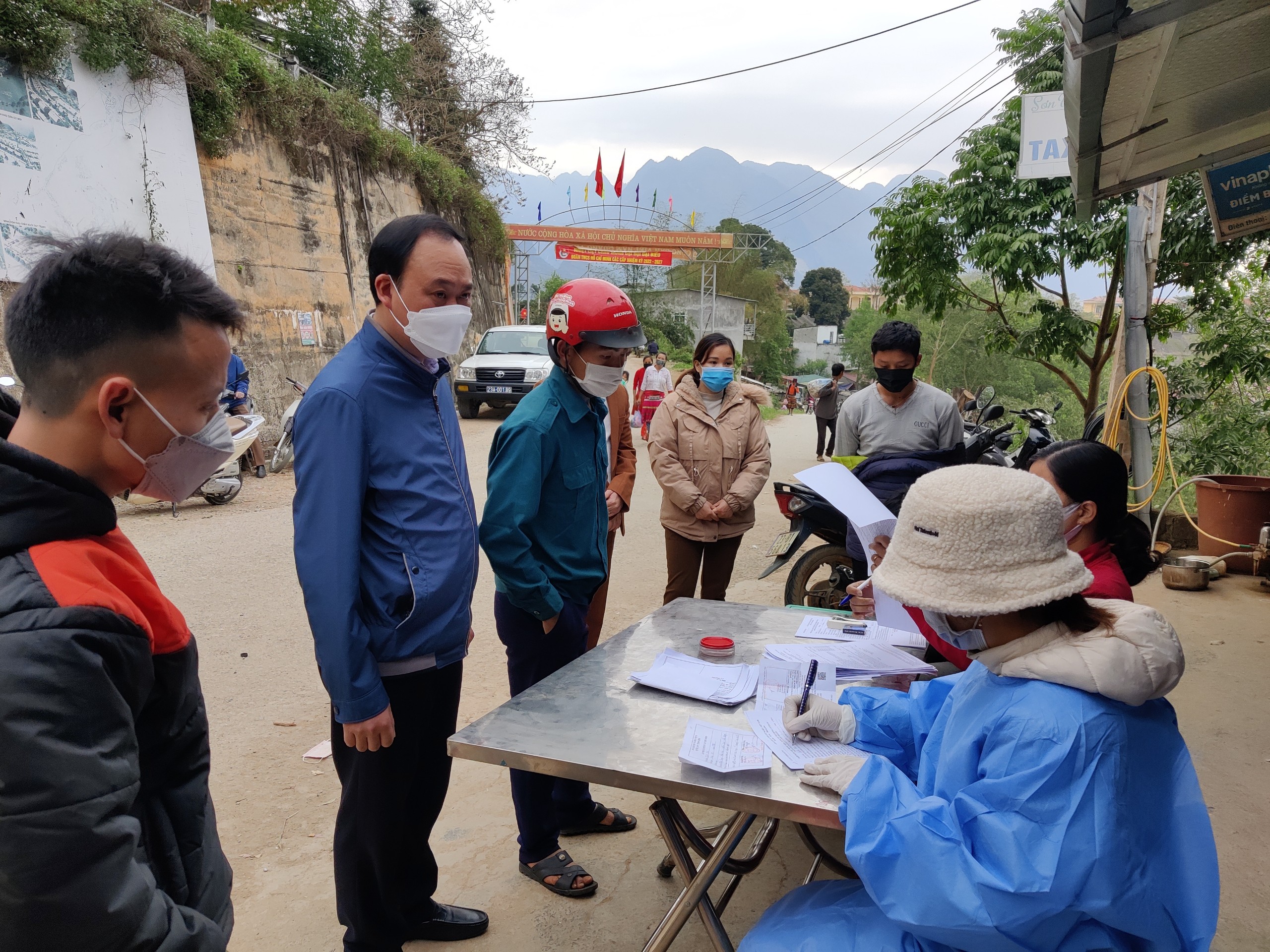 Chủ tịch UBND huyện Nguyễn Cao Cường kiểm tra công tác tiêm chủng vắc xin phòng Covid-19