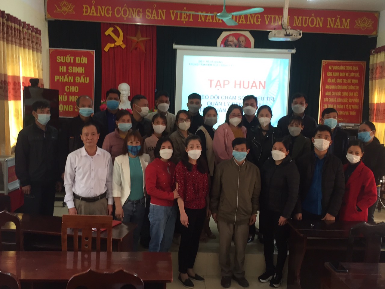 Giảng viên và các học viên tham dự lớp tập huấn