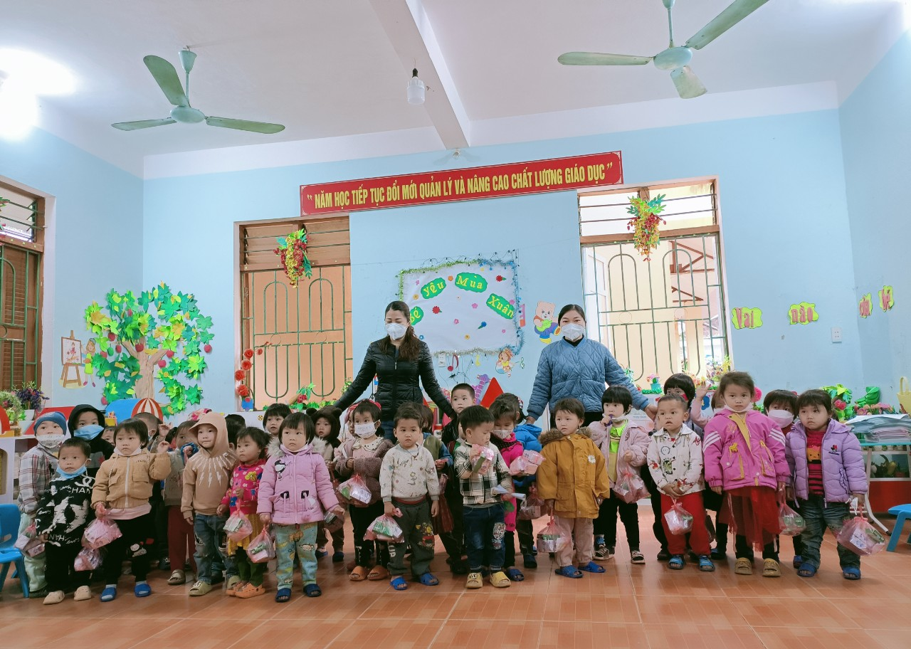 Cán bộ Khoa Dinh dưỡng, Trung tâm Kiểm soát bệnh tật tỉnh cấp phát sản phẩm dinh dưỡng tại Trường Mầm non xã Cán Tỷ