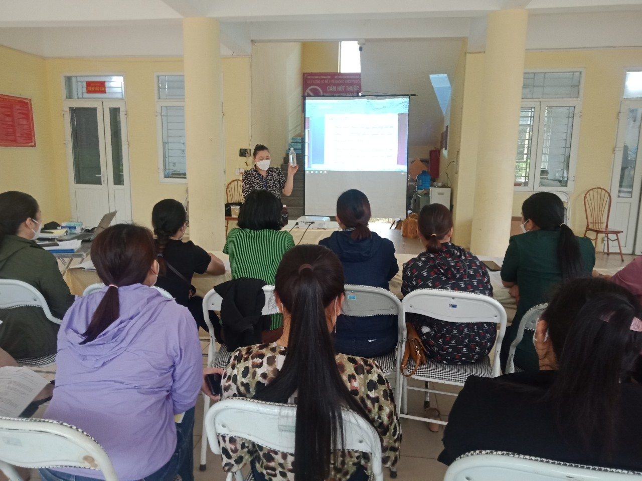 CN Lý Thị Đảm, khoa Sức khỏe sinh sản thuộc Trung tâm Kiểm soát bệnh tật tỉnh đang tổ chức lớp tập huấn