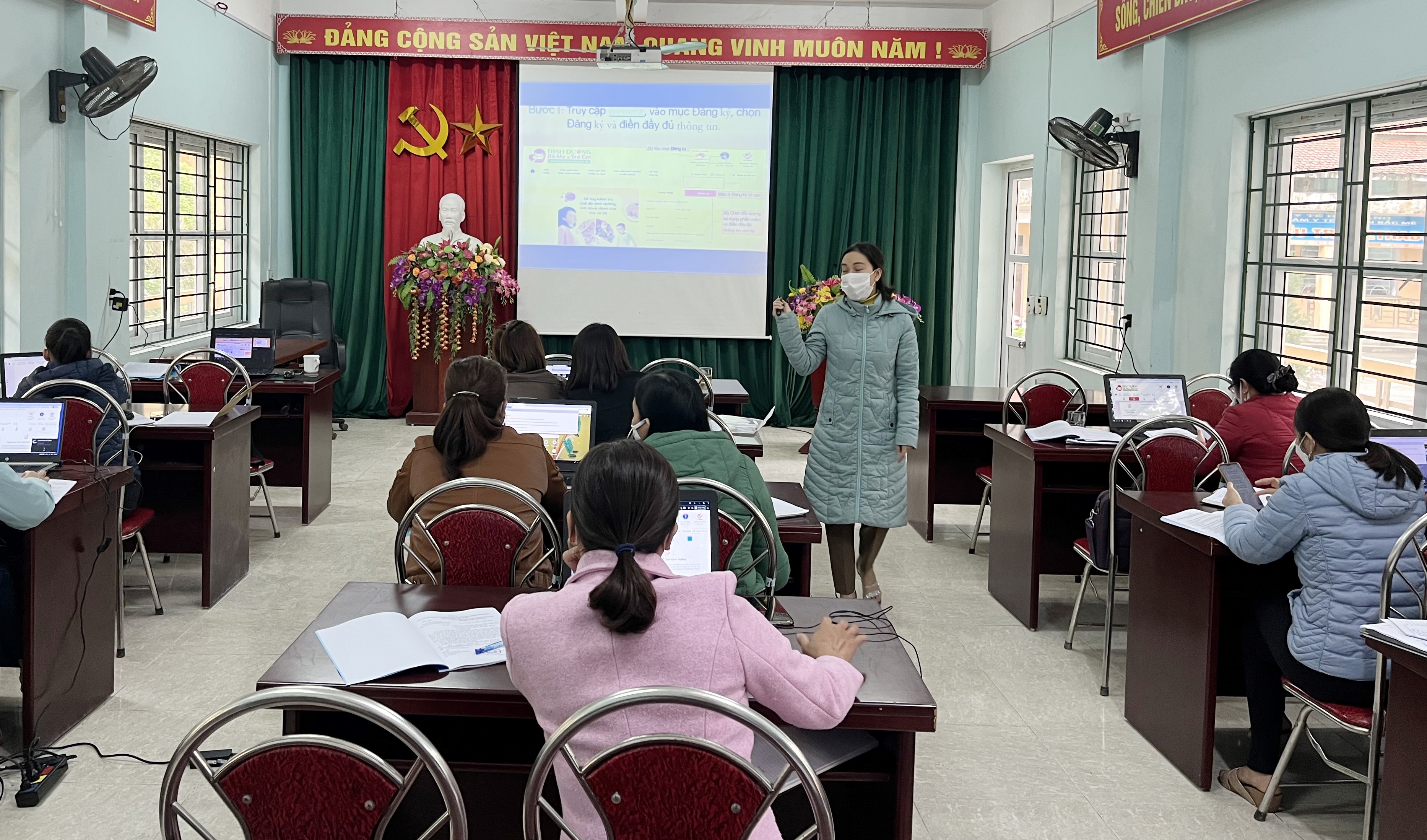 Giảng viên Trung tâm Kiểm soát bệnh tật đang trao đổi kiến thức tại lớp tập huấn