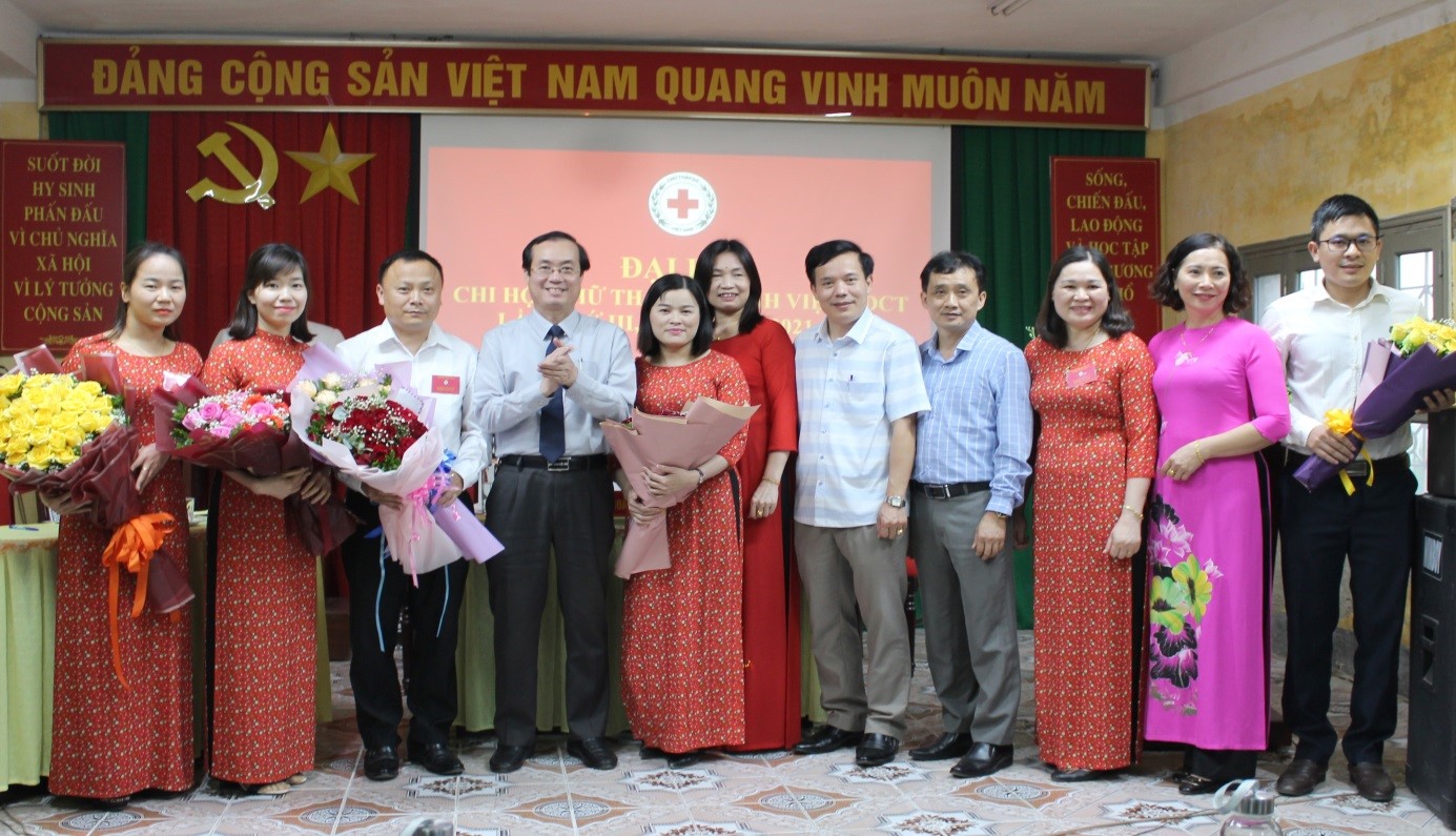 Đồng chí Hoàng Quốc Cứ, Phó Giám đốc Sở Y tế; đại diện, lãnh đạo một số đơn vị y tế tuyến tỉnh tặng hoa chúc mừng BCH khóa III nhiệm kỳ 2021 - 2026