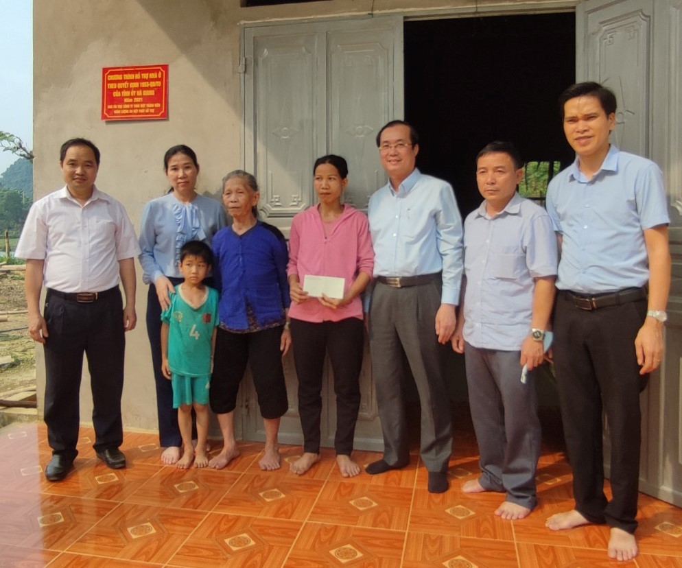 Đồng chí Hoàng Quốc Cứ, Phó Giám đốc Sở Y tế, đại diện Đoàn công tác số 11 thăm và tặng quà cho hộ gia đình có hoàn cảnh khó khăn được tỉnh hỗ trợ làm nhà ở tại xã Vô Điếm