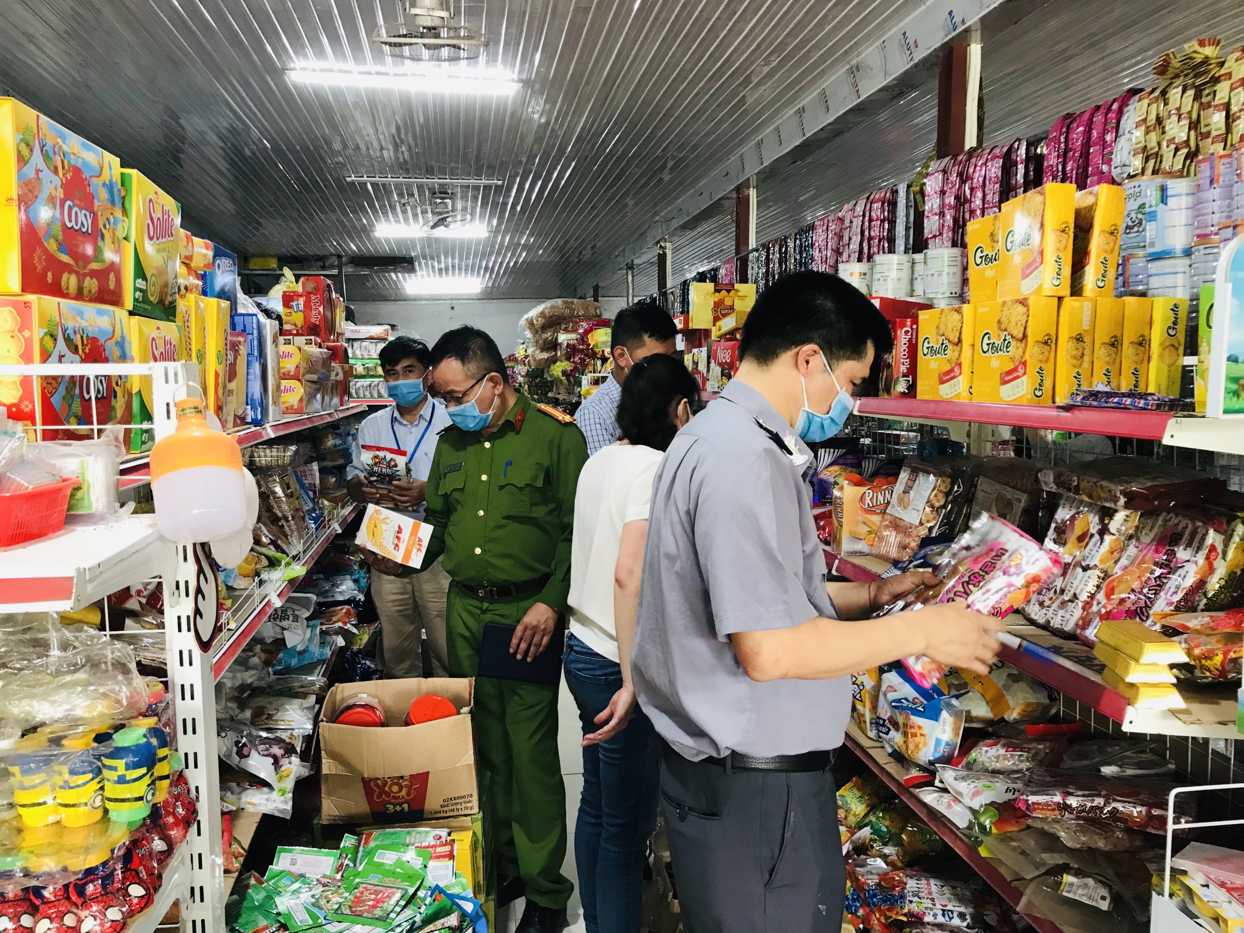 Đoàn kiểm tra liên ngành ATTP tỉnh kiểm tra hàng tạp hóa