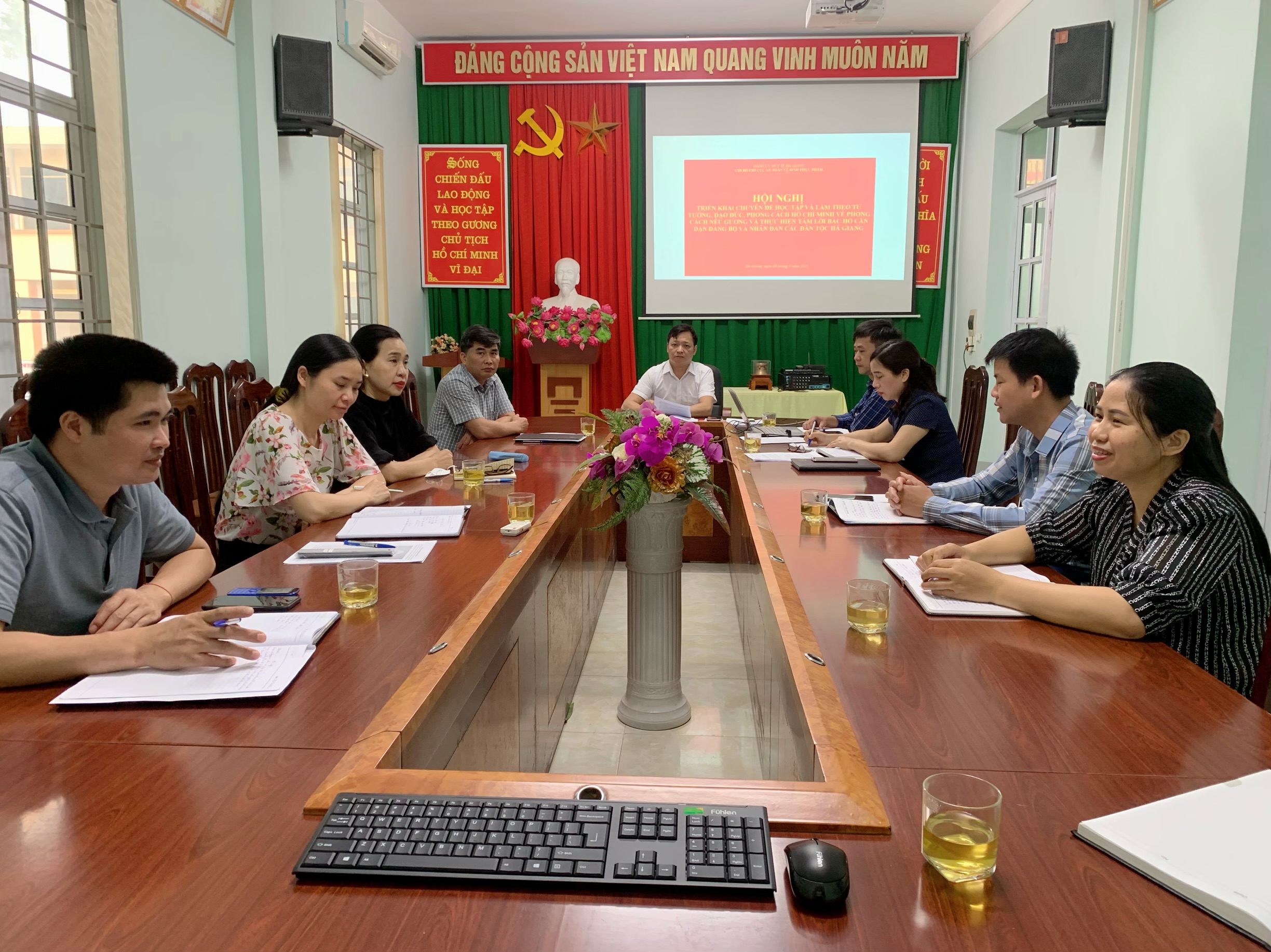 Toàn thể lãnh đạo, đảng viên Chi cục ATVSTP tham gia học tập làm theo tư tưởng,
 đạo đức phong cách Hồ Chí Minh