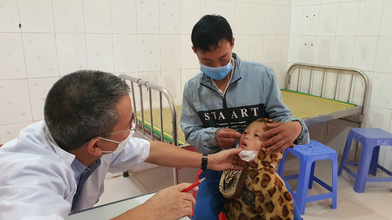 Các bác sĩ thăm khám cho các em nhỏ bị khuyết tật