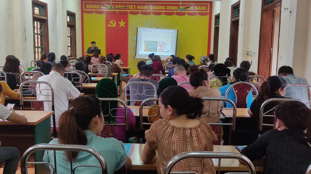Bác sĩ Dương Đức Sỹ - Trưởng khoa ATTP trình bày tại lớp tập huấn.