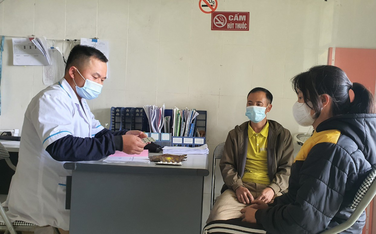 Cán bộ Trạm Y tế xã Thắng Mố khám và tư vấn cho người bệnh