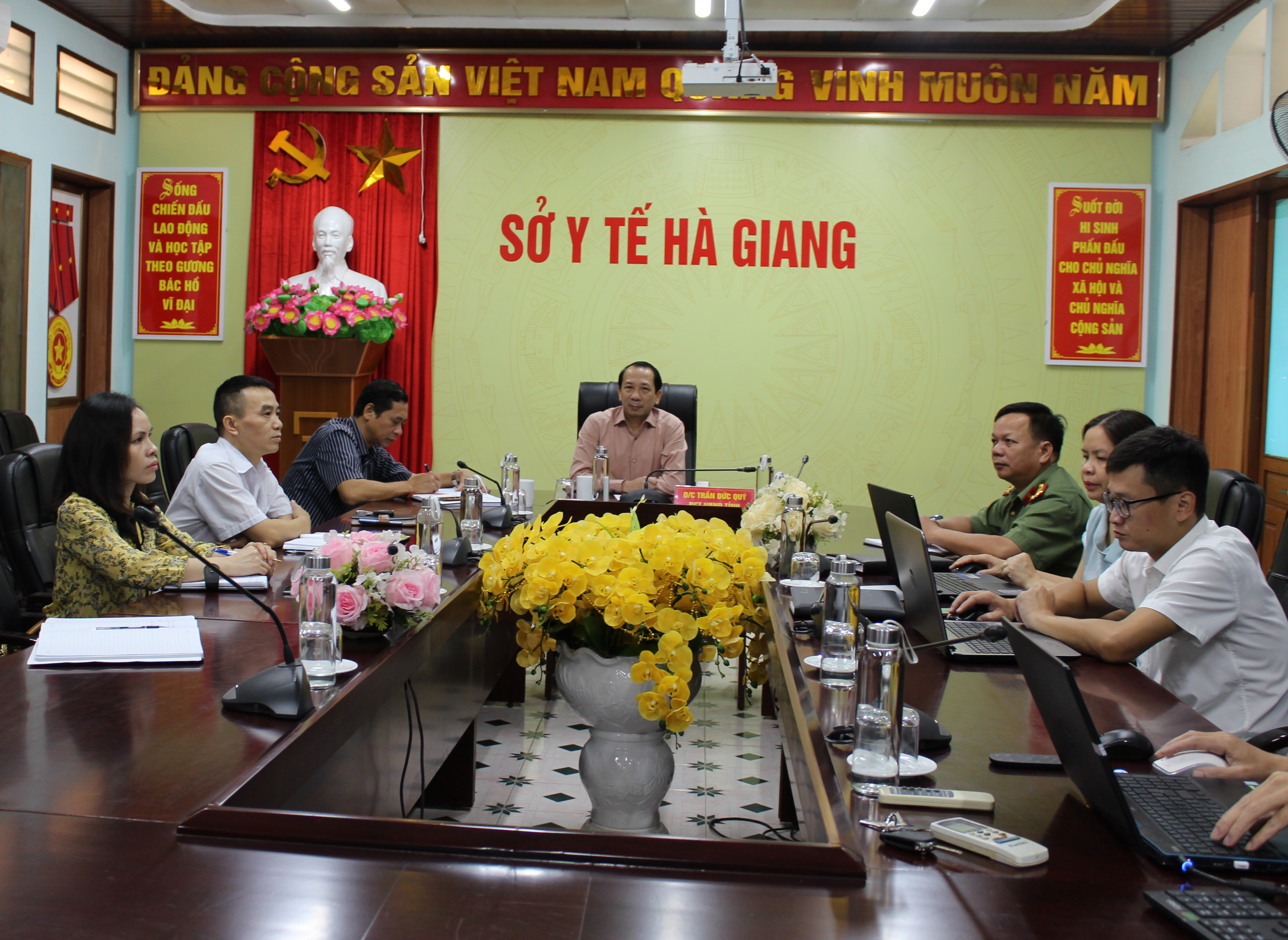 Tham dự Hội nghị trực tuyến về tiến độ tiêm chủng vắc xin COVID-19 và tăng cường công tác phòng, chống dịch bệnh tại điểm cầu Hà Giang.