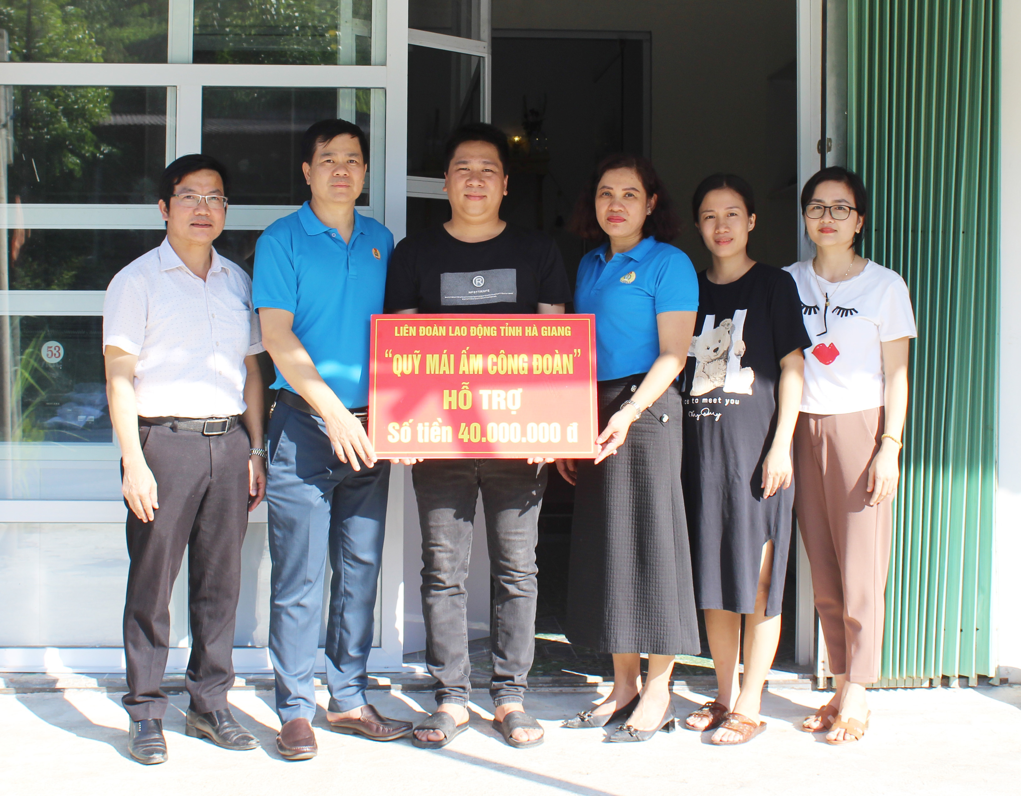 Các đồng chí: Hoàng Đại Lâm, Ủy viên BTV Liên đoàn Lao động tỉnh, Trưởng ban Chính sách pháp luật và Quan hệ Lao động; Phùng Thị Thanh, Phó Chủ tịch Công đoàn ngành Y tế và các đồng chí trong BCH CĐCS Bệnh viện Phục hồi chức năng trao kinh phí làm nhà 