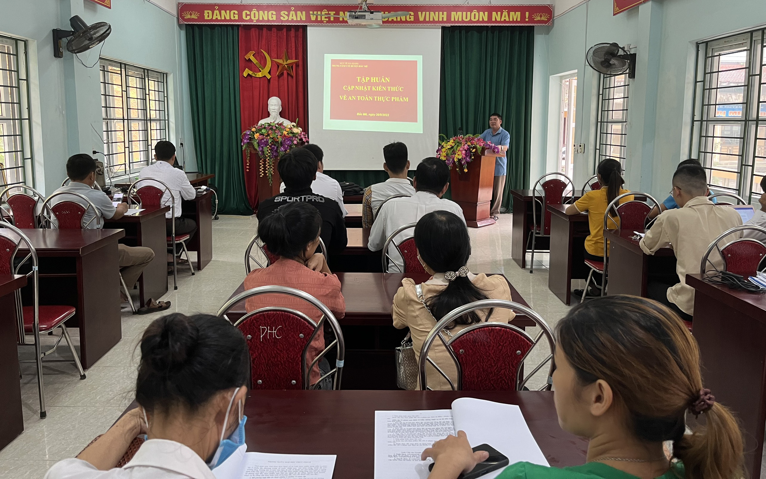 Bắc Mê tập huấn kiến thức ATTP cho các chủ cơ sở kinh doanh dịch vụ.