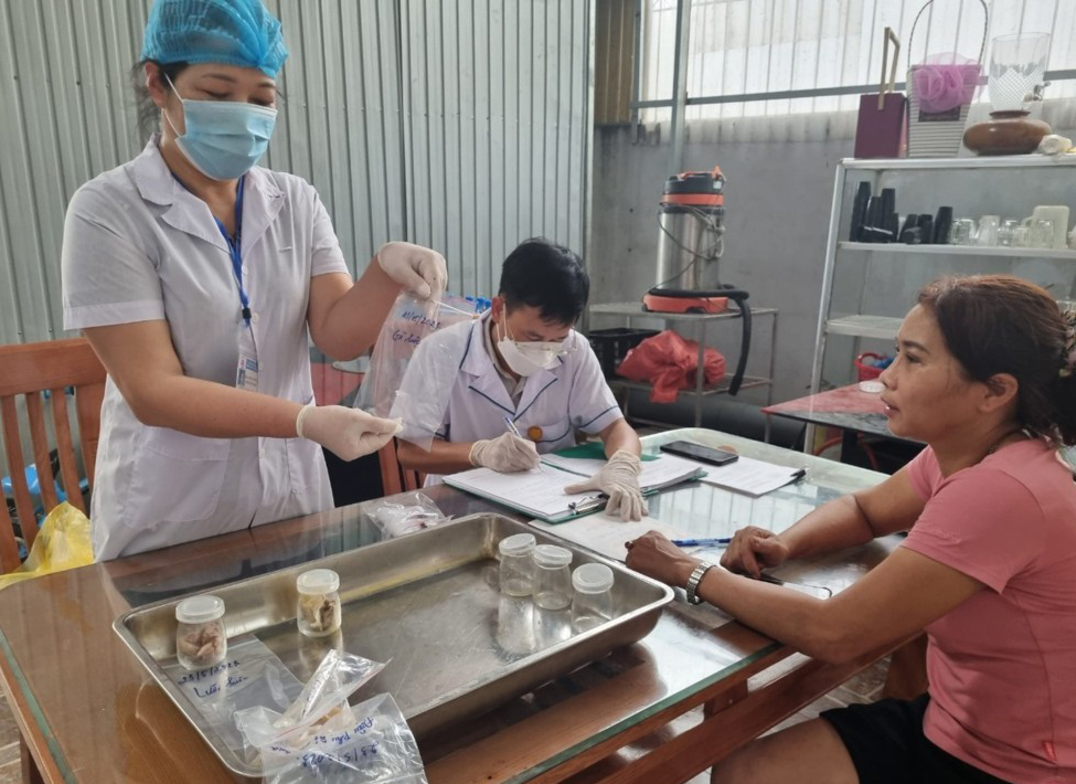 Đoàn kiểm tra liên ngành tiến hành lấy mẫu kiểm tra an toàn vệ sinh thực phẩm tại nhà hàng phục vụ cho Đại hội