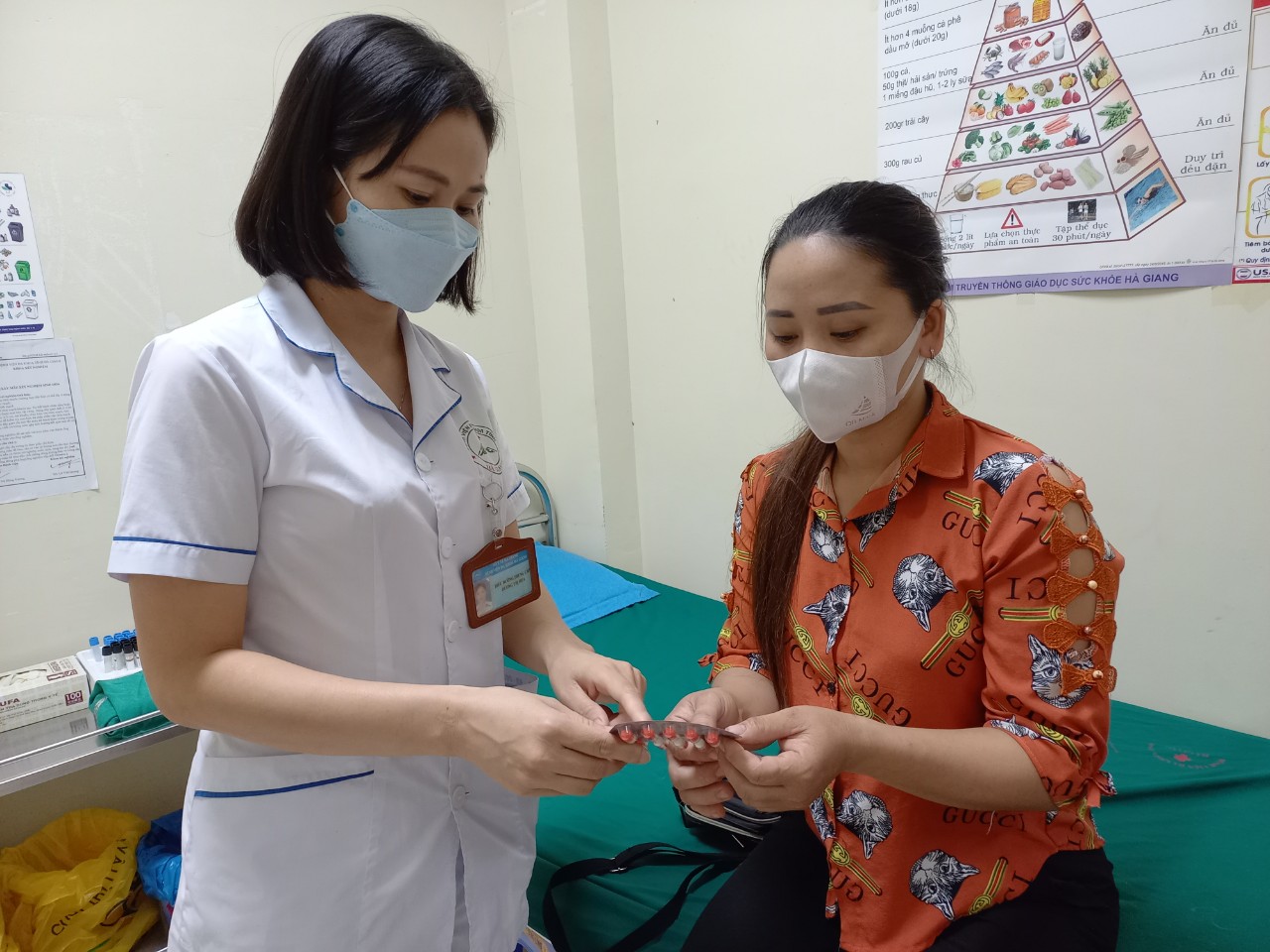 Cán bộ Y tế của BVĐK tỉnh hướng dẫn người bệnh sử dụng thuốc trong điều trị bệnh