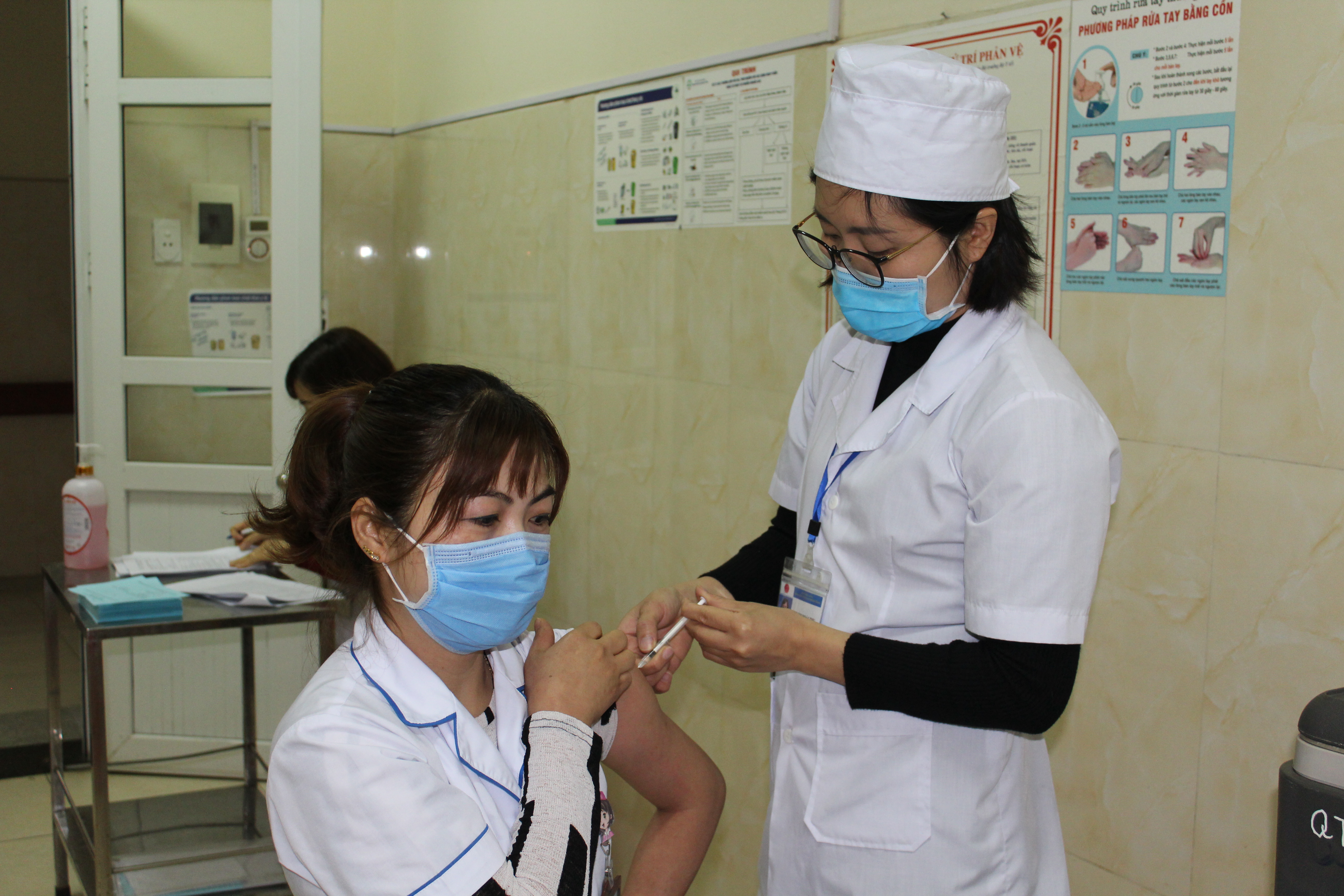 Tiêm vắc xin phòng Covid-19 tại Bệnh viện Đa khoa tỉnh