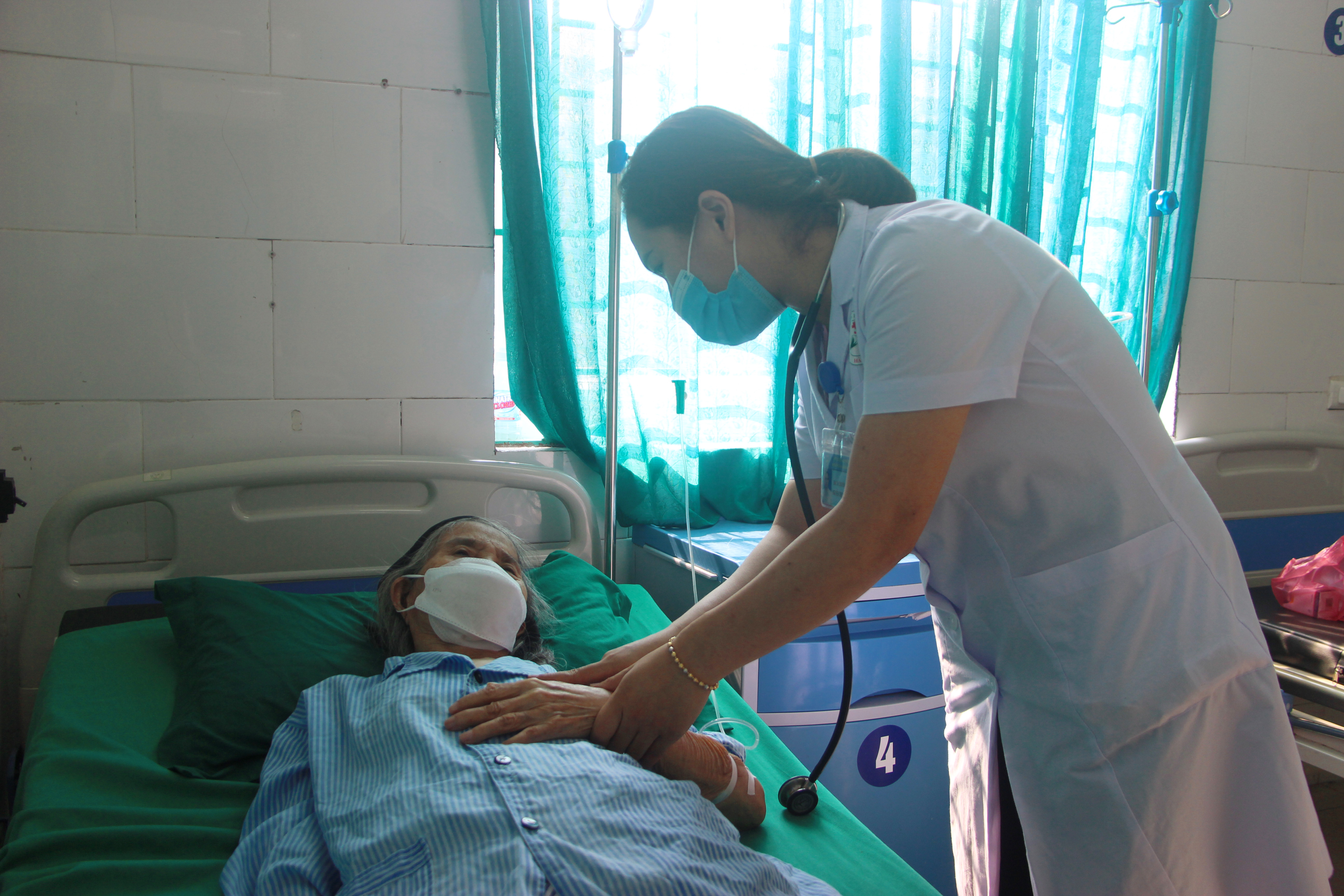 Bác sỹ Khoa Lão khoa, Bệnh viện Đa khoa tỉnh kiểm tra sức khỏe cho người bệnh