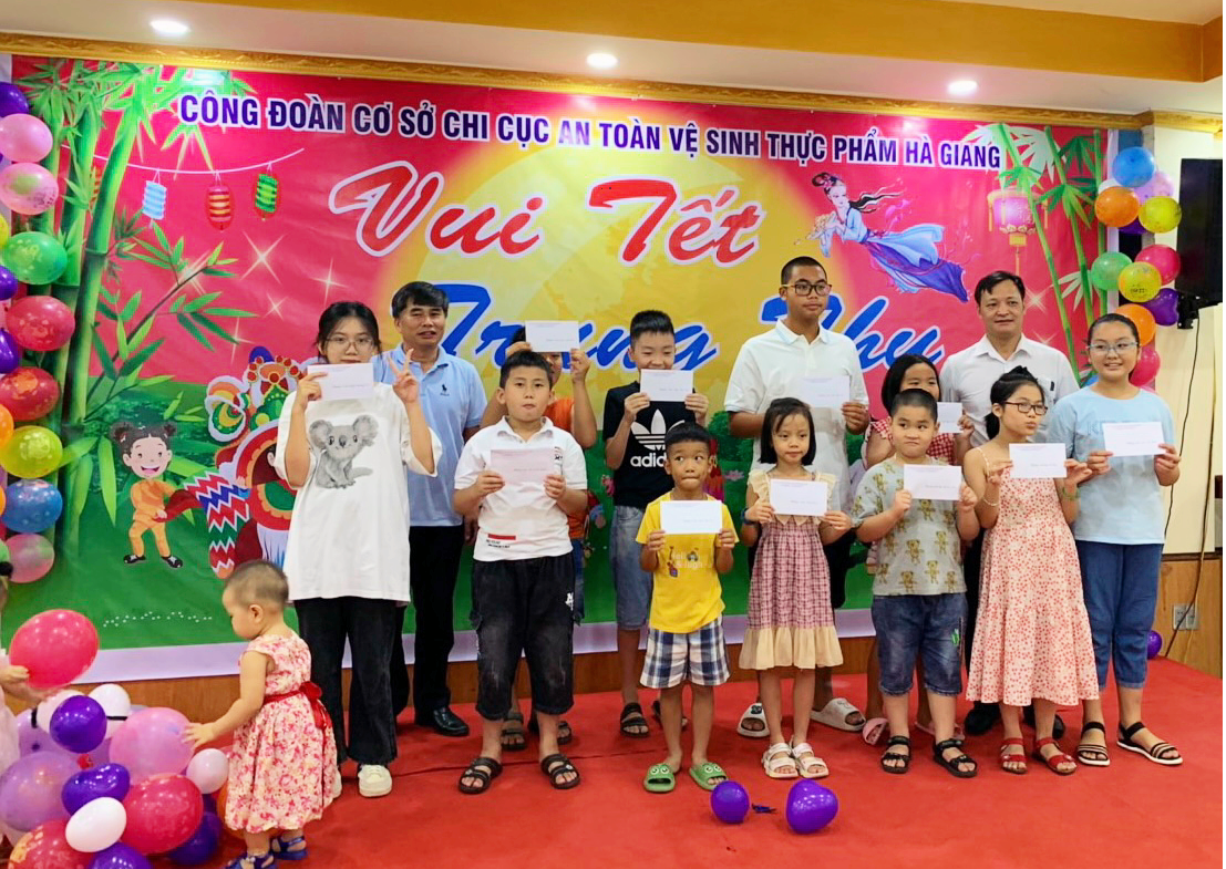 Đ/c Ngọc Thanh Dũng, Bí thư Chi bộ, Chi cục trưởng Chi cục An toàn vệ sinh thực phẩm trao quà cho các cháu thiếu nhi